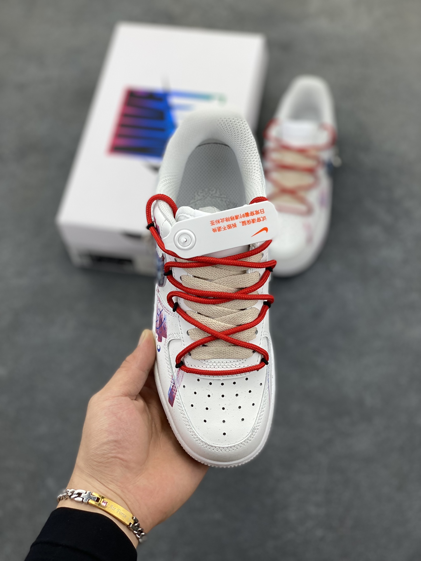 图片[2]-手绘涂鸦“双子座”十二星座系列 Nike Air Force 1 “Gemini”空军一号定制板鞋 双子座，在占星学里，是充满灵动与多元的星座。5月21日至6月21日期间出生的人，他们如同拥有双重灵魂，思维敏捷、好奇心旺盛，对新鲜事物有着极强的探索欲，能在不同领域、不同想法间灵活切换，这款定制版Nike Air Force 1，以星空为底色，搭配灵动线条与元素，将双子座的灵动、多元与对浩瀚世界的好奇感，巧妙地通过手绘呈现 货号：星座521-621 尺码：36 36.5 37.5 38 38.5 39 40 40.5 41 42 42.5 43 44 44.5 45-选品中心