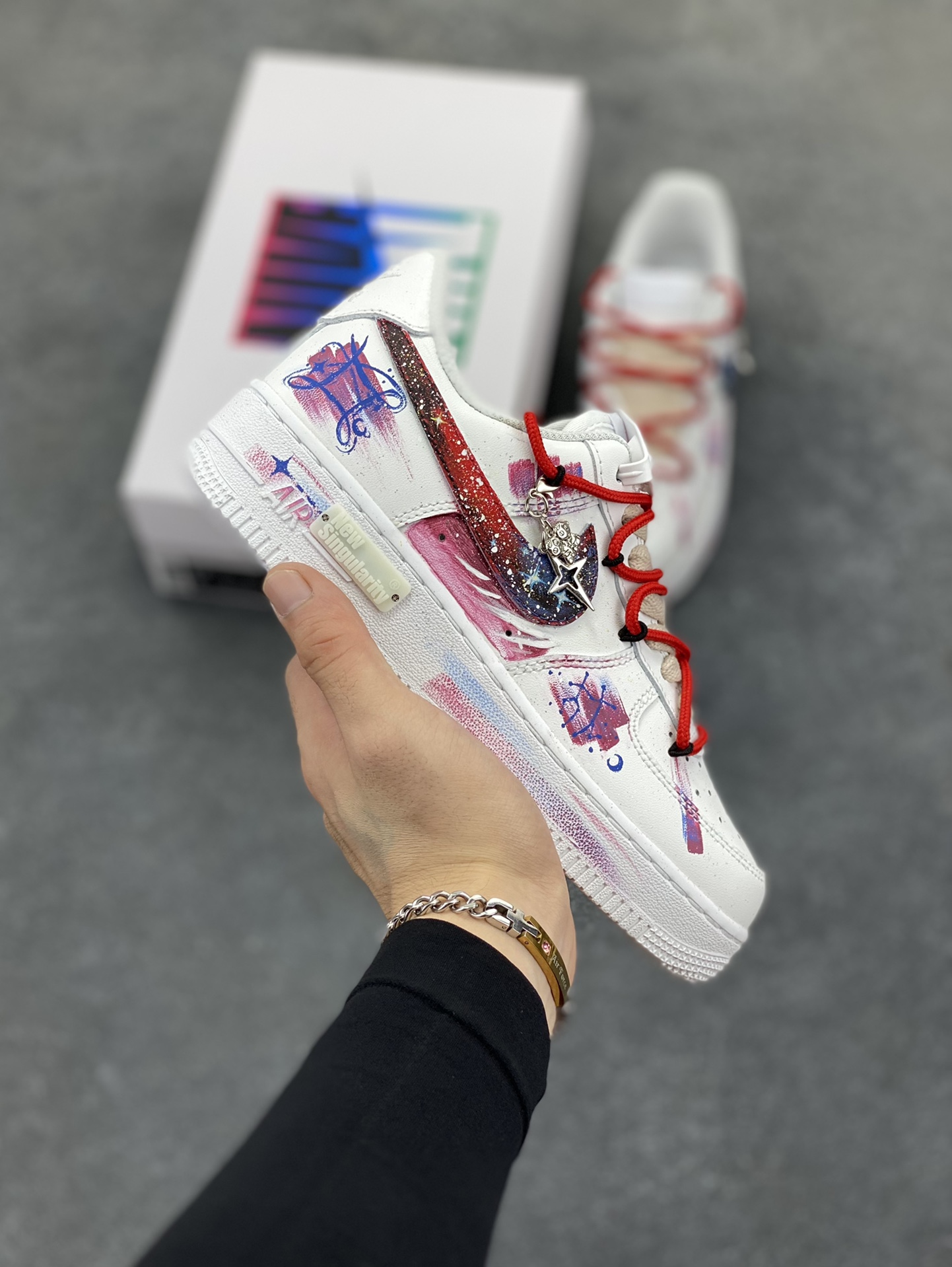 手绘涂鸦“双子座”十二星座系列 Nike Air Force 1 “Gemini”空军一号定制板鞋 双子座，在占星学里，是充满灵动与多元的星座。5月21日至6月21日期间出生的人，他们如同拥有双重灵魂，思维敏捷、好奇心旺盛，对新鲜事物有着极强的探索欲，能在不同领域、不同想法间灵活切换，这款定制版Nike Air Force 1，以星空为底色，搭配灵动线条与元素，将双子座的灵动、多元与对浩瀚世界的好奇感，巧妙地通过手绘呈现 货号：星座521-621 尺码：36 36.5 37.5 38 38.5 39 40 40.5 41 42 42.5 43 44 44.5 45-选品中心