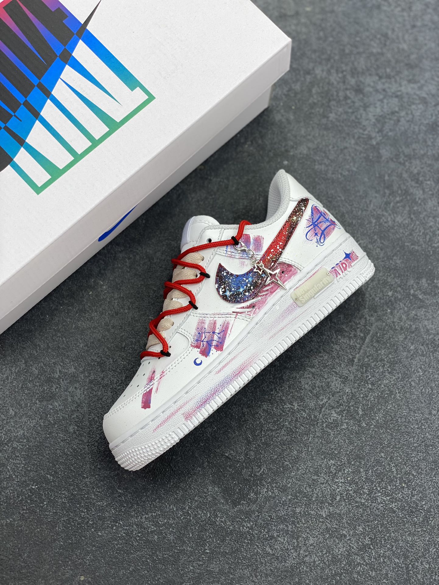 图片[7]-手绘涂鸦“双子座”十二星座系列 Nike Air Force 1 “Gemini”空军一号定制板鞋 双子座，在占星学里，是充满灵动与多元的星座。5月21日至6月21日期间出生的人，他们如同拥有双重灵魂，思维敏捷、好奇心旺盛，对新鲜事物有着极强的探索欲，能在不同领域、不同想法间灵活切换，这款定制版Nike Air Force 1，以星空为底色，搭配灵动线条与元素，将双子座的灵动、多元与对浩瀚世界的好奇感，巧妙地通过手绘呈现 货号：星座521-621 尺码：36 36.5 37.5 38 38.5 39 40 40.5 41 42 42.5 43 44 44.5 45-选品中心