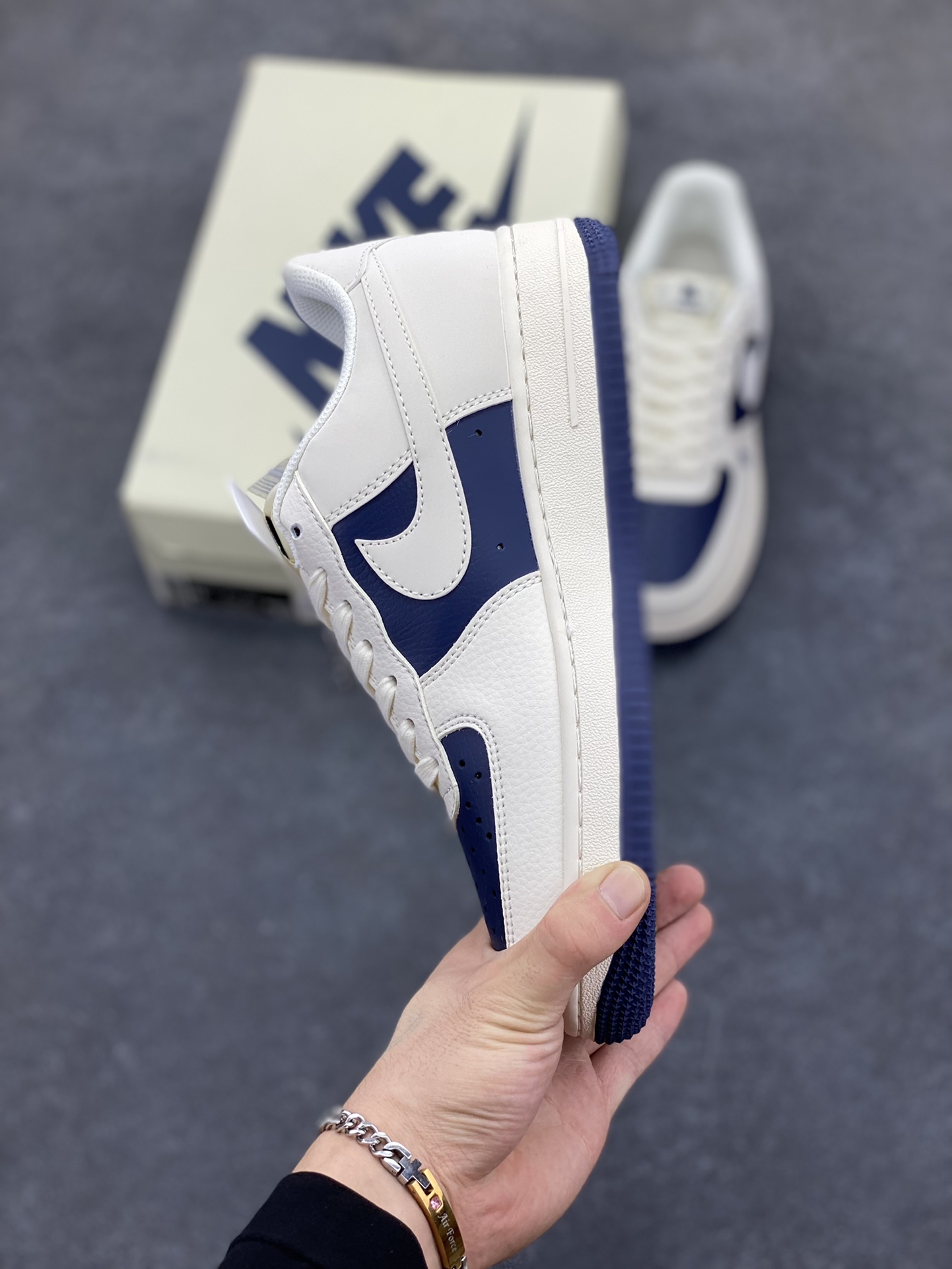 图片[3]-福利特价 Nike Air Force 1 \’07 Low “巴宝莉联名——米白海军蓝”空军一号 低帮 运动鞋 休闲鞋 折边针车 工艺难度大 原楦头原纸板 原装鞋盒 定制五金配件 内置全掌气垫 原厂鞋底 货号：BB8588-222 尺码：36 36.5 37.5 38 38.5 39 40 40.5 41 42 42.5 43 44 44.5 45-选品中心