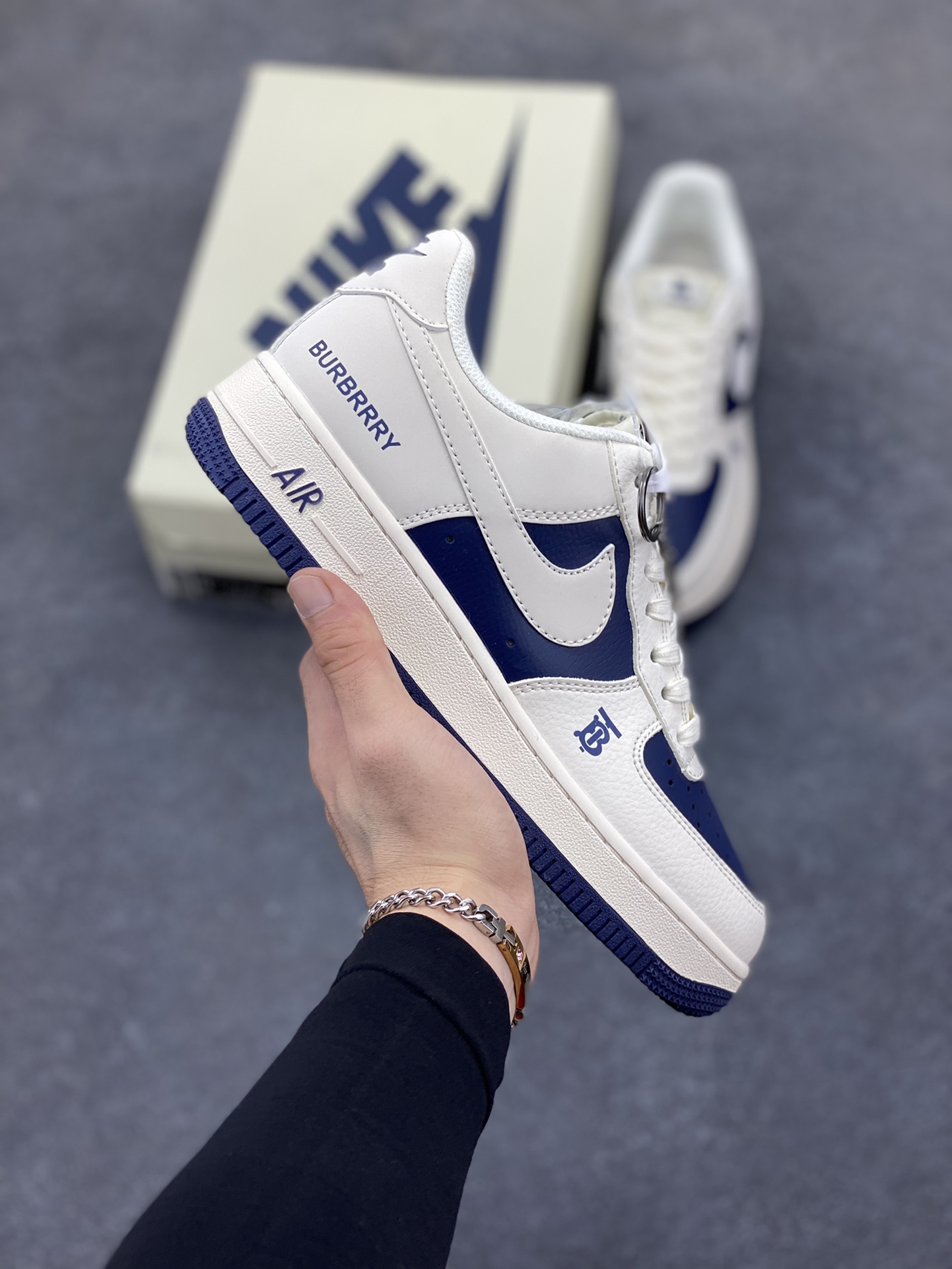 福利特价 Nike Air Force 1 \'07 Low “巴宝莉联名——米白海军蓝”空军一号 低帮 运动鞋 休闲鞋 折边针车 工艺难度大 原楦头原纸板 原装鞋盒 定制五金配件 内置全掌气垫 原厂鞋底 货号：BB8588-222 尺码：36 36.5 37.5 38 38.5 39 40 40.5 41 42 42.5 43 44 44.5 45-选品中心