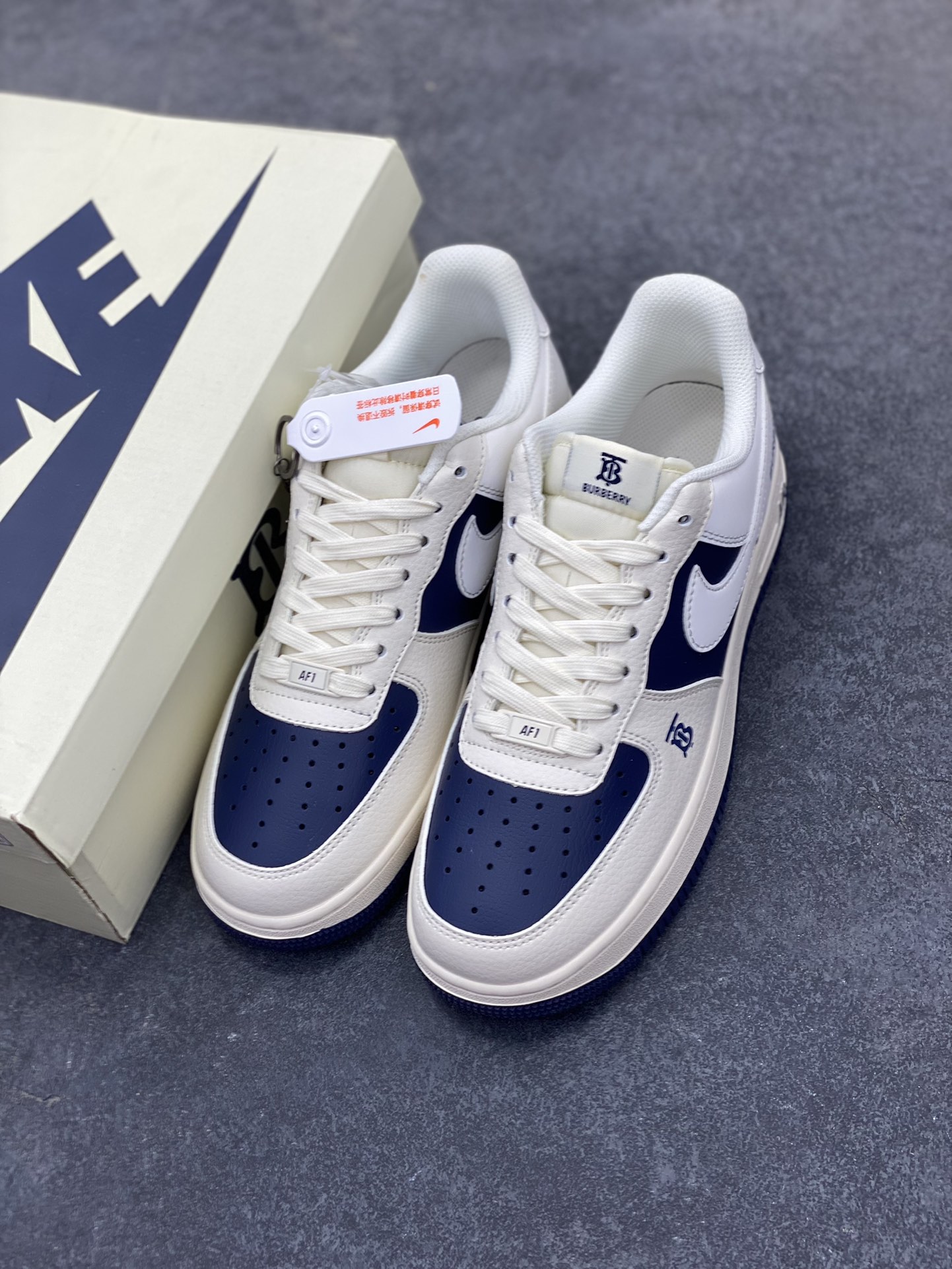 图片[8]-福利特价 Nike Air Force 1 \’07 Low “巴宝莉联名——米白海军蓝”空军一号 低帮 运动鞋 休闲鞋 折边针车 工艺难度大 原楦头原纸板 原装鞋盒 定制五金配件 内置全掌气垫 原厂鞋底 货号：BB8588-222 尺码：36 36.5 37.5 38 38.5 39 40 40.5 41 42 42.5 43 44 44.5 45-选品中心