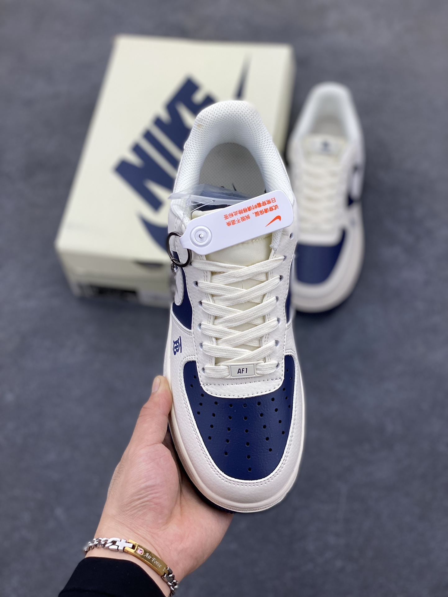 图片[2]-福利特价 Nike Air Force 1 \’07 Low “巴宝莉联名——米白海军蓝”空军一号 低帮 运动鞋 休闲鞋 折边针车 工艺难度大 原楦头原纸板 原装鞋盒 定制五金配件 内置全掌气垫 原厂鞋底 货号：BB8588-222 尺码：36 36.5 37.5 38 38.5 39 40 40.5 41 42 42.5 43 44 44.5 45-选品中心