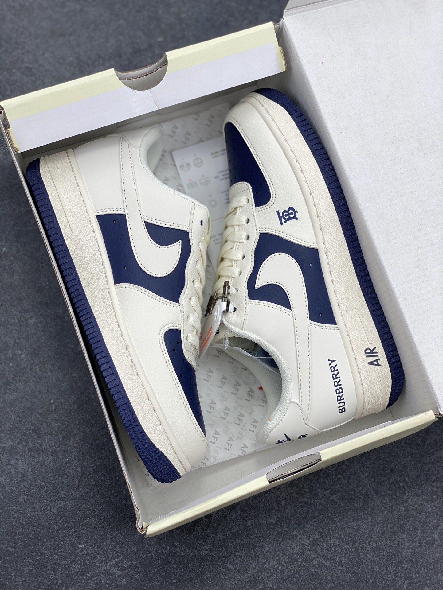 图片[9]-福利特价 Nike Air Force 1 \’07 Low “巴宝莉联名——米白海军蓝”空军一号 低帮 运动鞋 休闲鞋 折边针车 工艺难度大 原楦头原纸板 原装鞋盒 定制五金配件 内置全掌气垫 原厂鞋底 货号：BB8588-222 尺码：36 36.5 37.5 38 38.5 39 40 40.5 41 42 42.5 43 44 44.5 45-选品中心