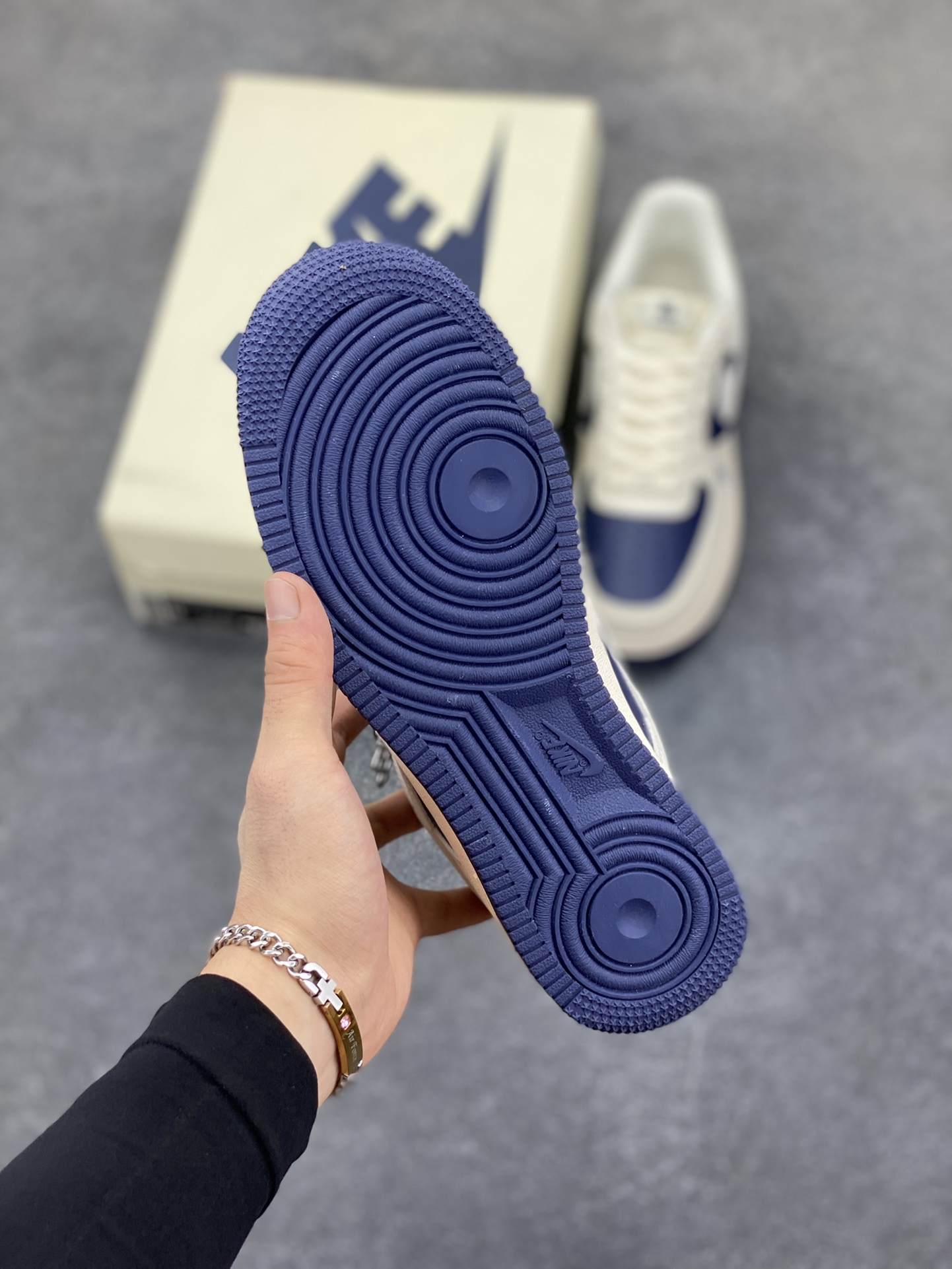 图片[5]-福利特价 Nike Air Force 1 \’07 Low “巴宝莉联名——米白海军蓝”空军一号 低帮 运动鞋 休闲鞋 折边针车 工艺难度大 原楦头原纸板 原装鞋盒 定制五金配件 内置全掌气垫 原厂鞋底 货号：BB8588-222 尺码：36 36.5 37.5 38 38.5 39 40 40.5 41 42 42.5 43 44 44.5 45-选品中心