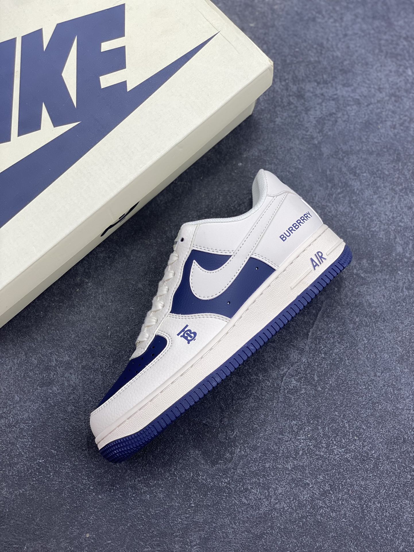图片[7]-福利特价 Nike Air Force 1 \’07 Low “巴宝莉联名——米白海军蓝”空军一号 低帮 运动鞋 休闲鞋 折边针车 工艺难度大 原楦头原纸板 原装鞋盒 定制五金配件 内置全掌气垫 原厂鞋底 货号：BB8588-222 尺码：36 36.5 37.5 38 38.5 39 40 40.5 41 42 42.5 43 44 44.5 45-选品中心