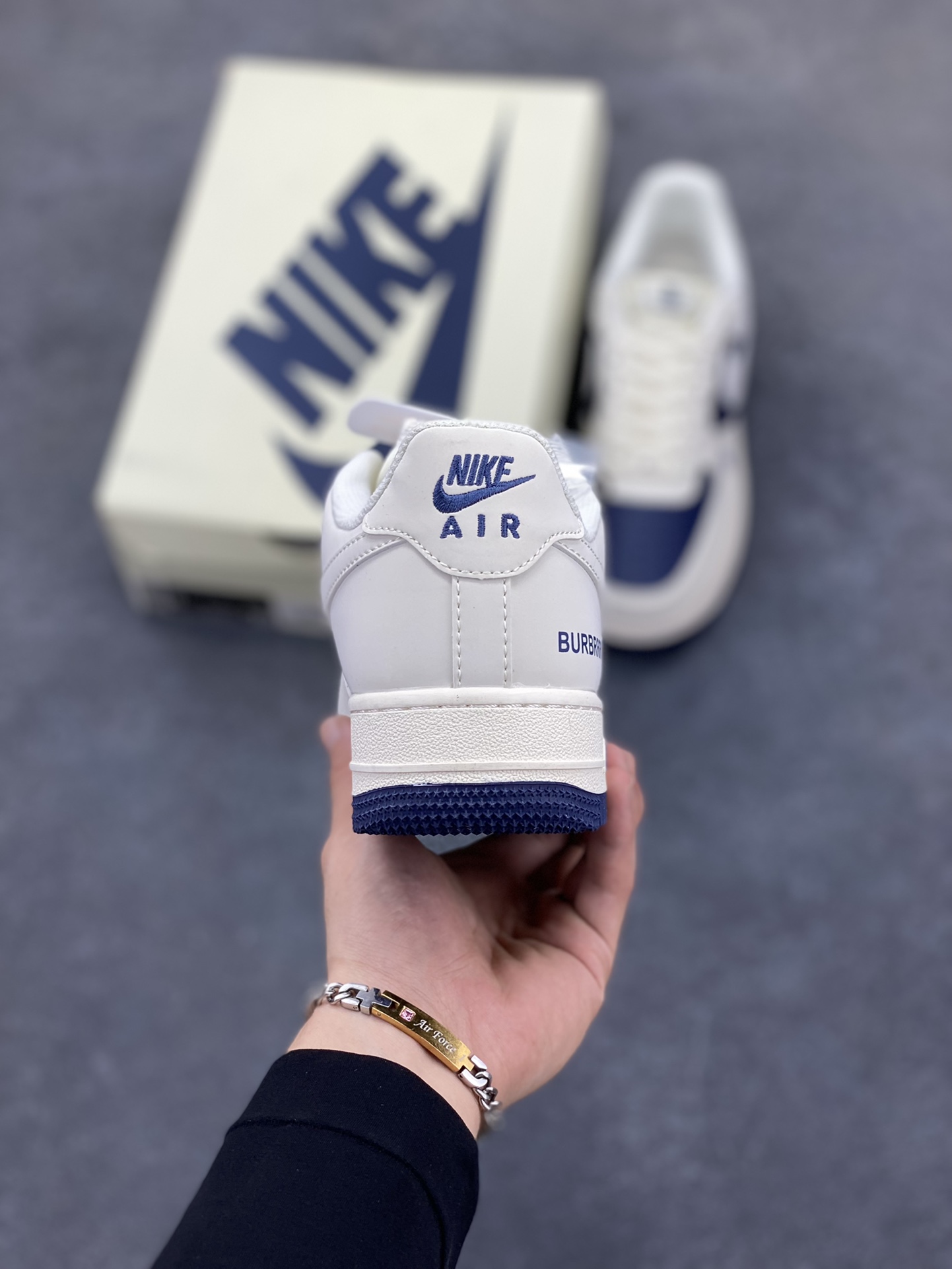 图片[4]-福利特价 Nike Air Force 1 \’07 Low “巴宝莉联名——米白海军蓝”空军一号 低帮 运动鞋 休闲鞋 折边针车 工艺难度大 原楦头原纸板 原装鞋盒 定制五金配件 内置全掌气垫 原厂鞋底 货号：BB8588-222 尺码：36 36.5 37.5 38 38.5 39 40 40.5 41 42 42.5 43 44 44.5 45-选品中心