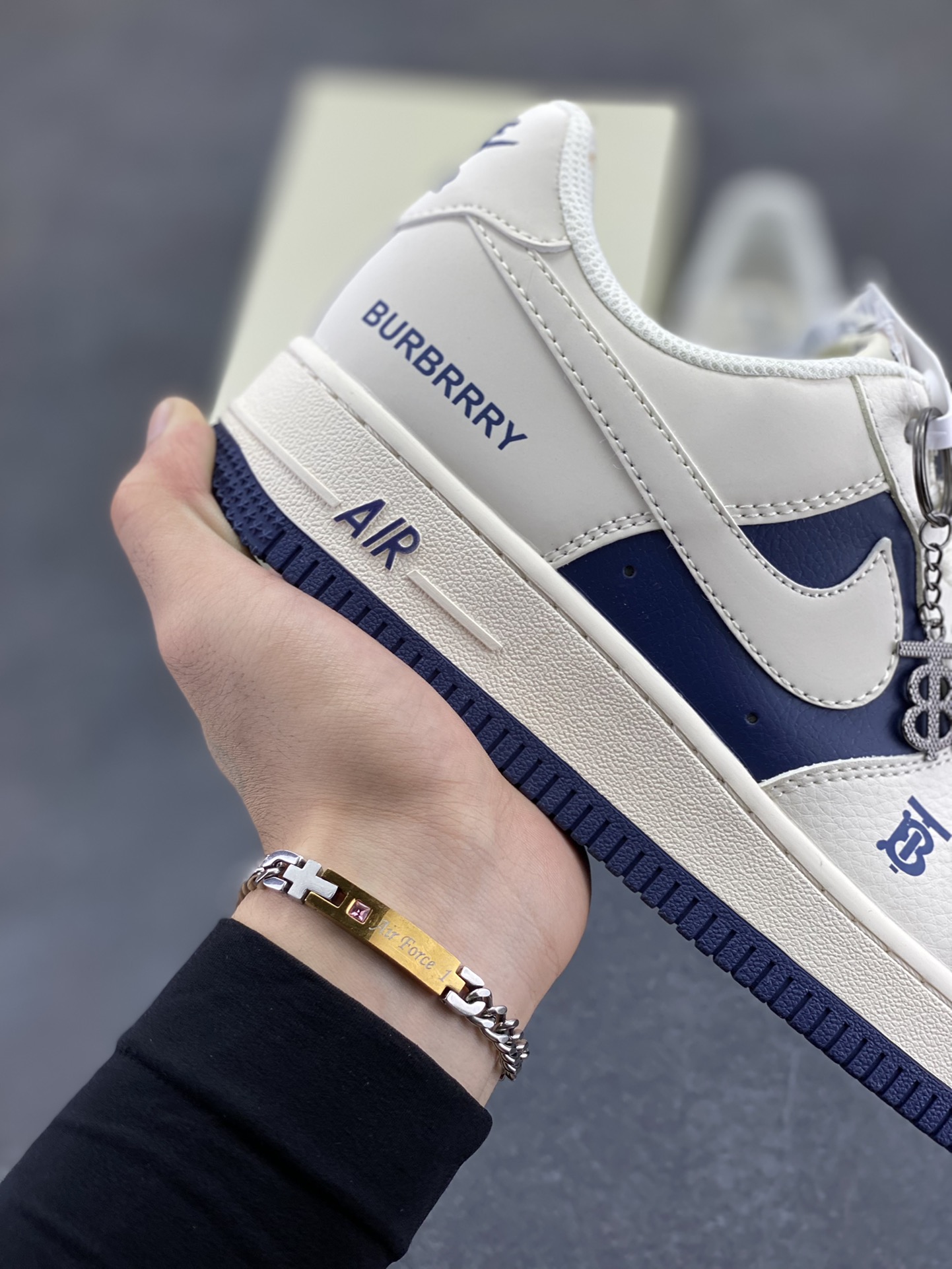 图片[6]-福利特价 Nike Air Force 1 \’07 Low “巴宝莉联名——米白海军蓝”空军一号 低帮 运动鞋 休闲鞋 折边针车 工艺难度大 原楦头原纸板 原装鞋盒 定制五金配件 内置全掌气垫 原厂鞋底 货号：BB8588-222 尺码：36 36.5 37.5 38 38.5 39 40 40.5 41 42 42.5 43 44 44.5 45-选品中心