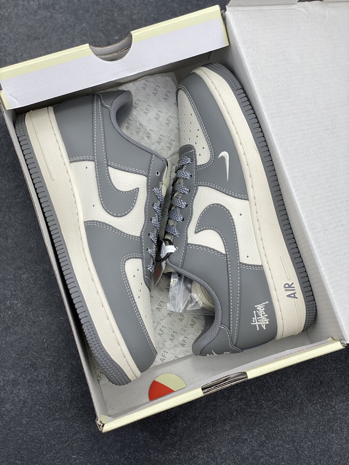 图片[9]-福利特价 Nike Air Force 1 \’07 Low “斯图西联名——米灰拼接”空军一号 低帮 运动鞋 休闲鞋 折边针车 工艺难度大 原楦头原纸板 原装鞋盒 定制五金配件 内置全掌气垫 原厂鞋底 货号：BB5353-512 尺码：36 36.5 37.5 38 38.5 39 40 40.5 41 42 42.5 43 44 44.5 45-选品中心
