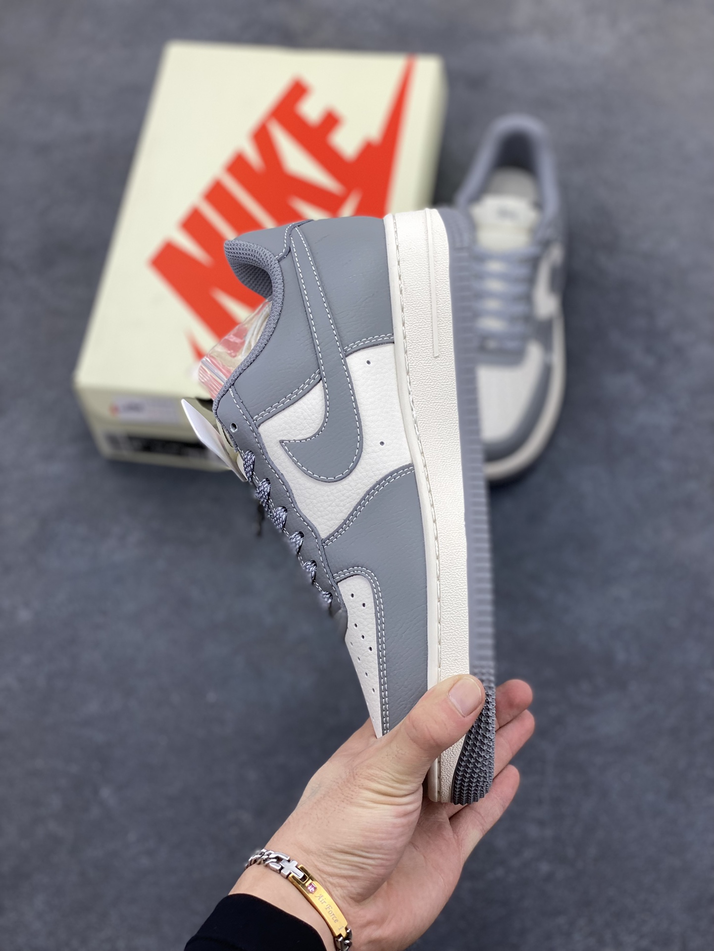 图片[3]-福利特价 Nike Air Force 1 \’07 Low “斯图西联名——米灰拼接”空军一号 低帮 运动鞋 休闲鞋 折边针车 工艺难度大 原楦头原纸板 原装鞋盒 定制五金配件 内置全掌气垫 原厂鞋底 货号：BB5353-512 尺码：36 36.5 37.5 38 38.5 39 40 40.5 41 42 42.5 43 44 44.5 45-选品中心