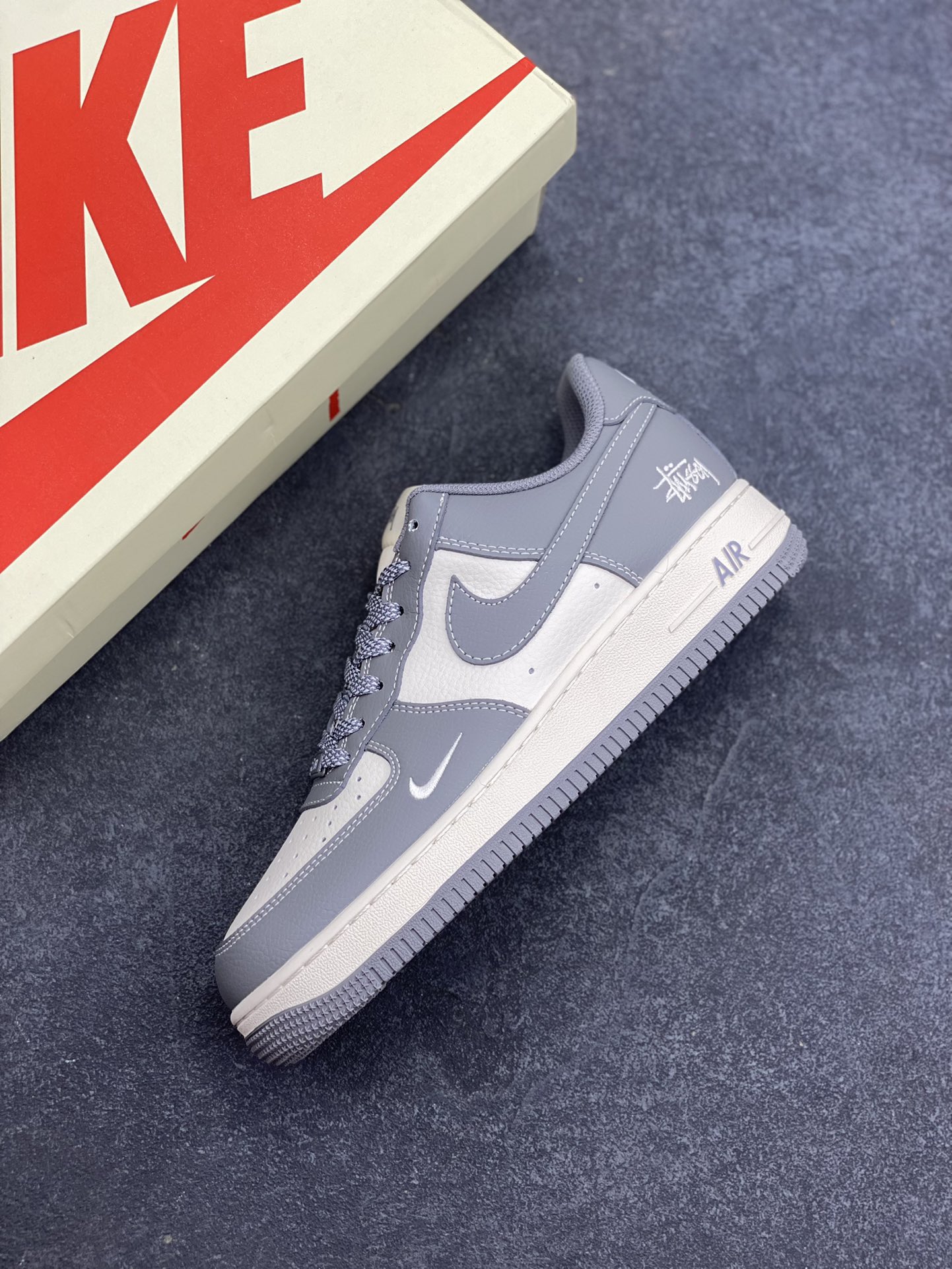 图片[7]-福利特价 Nike Air Force 1 \’07 Low “斯图西联名——米灰拼接”空军一号 低帮 运动鞋 休闲鞋 折边针车 工艺难度大 原楦头原纸板 原装鞋盒 定制五金配件 内置全掌气垫 原厂鞋底 货号：BB5353-512 尺码：36 36.5 37.5 38 38.5 39 40 40.5 41 42 42.5 43 44 44.5 45-选品中心