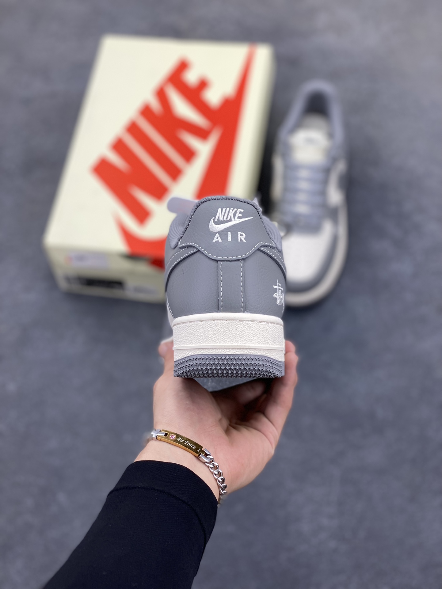 图片[4]-福利特价 Nike Air Force 1 \’07 Low “斯图西联名——米灰拼接”空军一号 低帮 运动鞋 休闲鞋 折边针车 工艺难度大 原楦头原纸板 原装鞋盒 定制五金配件 内置全掌气垫 原厂鞋底 货号：BB5353-512 尺码：36 36.5 37.5 38 38.5 39 40 40.5 41 42 42.5 43 44 44.5 45-选品中心