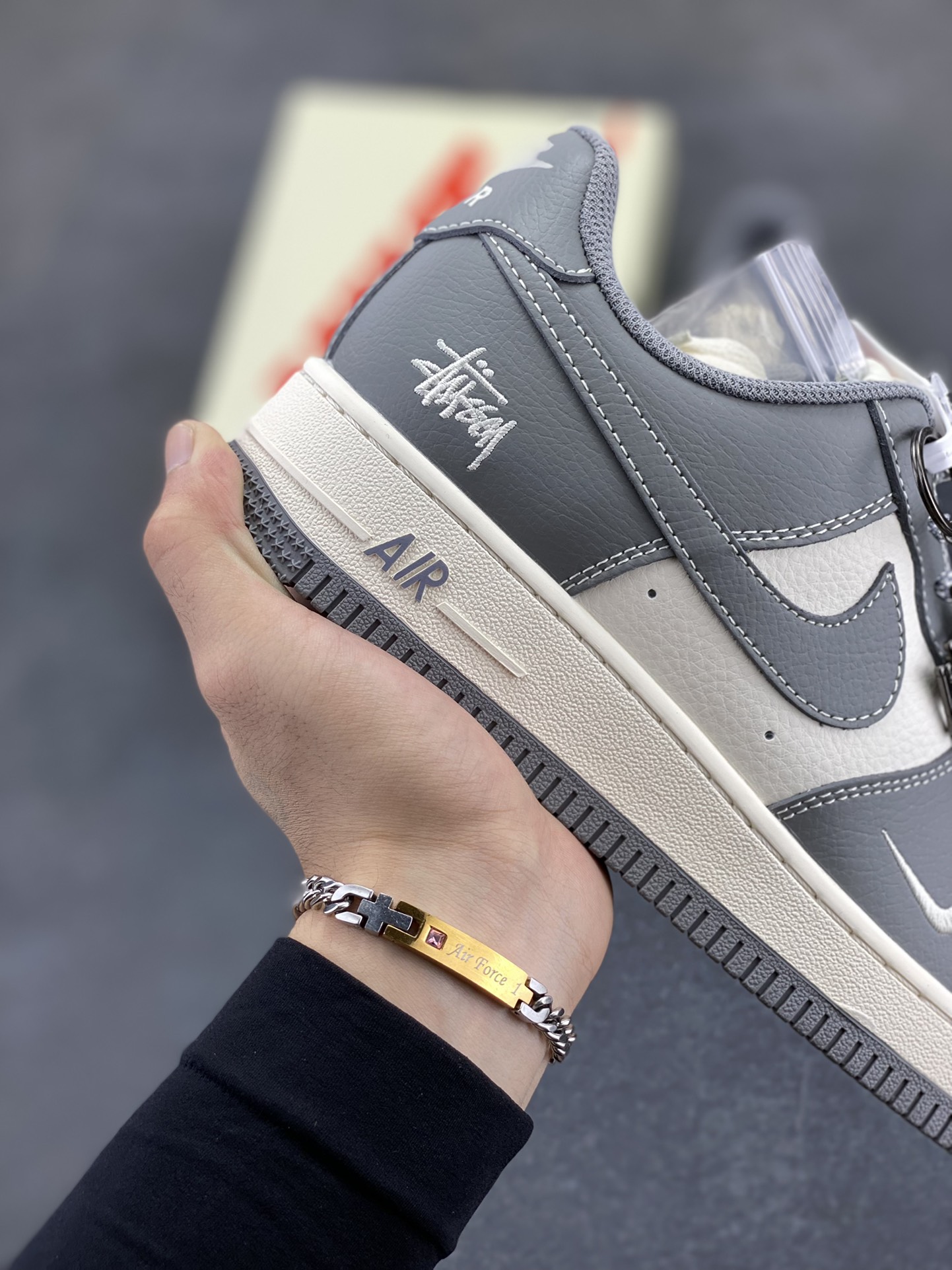 图片[6]-福利特价 Nike Air Force 1 \’07 Low “斯图西联名——米灰拼接”空军一号 低帮 运动鞋 休闲鞋 折边针车 工艺难度大 原楦头原纸板 原装鞋盒 定制五金配件 内置全掌气垫 原厂鞋底 货号：BB5353-512 尺码：36 36.5 37.5 38 38.5 39 40 40.5 41 42 42.5 43 44 44.5 45-选品中心