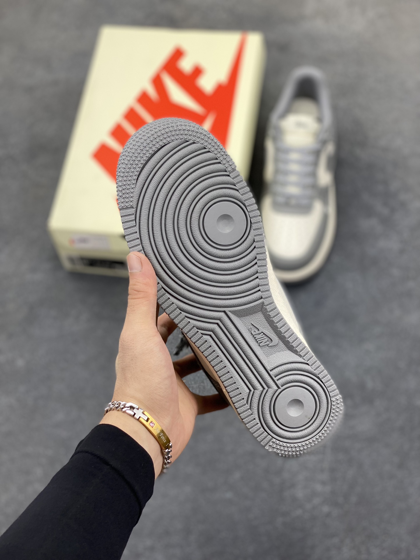 图片[5]-福利特价 Nike Air Force 1 \’07 Low “斯图西联名——米灰拼接”空军一号 低帮 运动鞋 休闲鞋 折边针车 工艺难度大 原楦头原纸板 原装鞋盒 定制五金配件 内置全掌气垫 原厂鞋底 货号：BB5353-512 尺码：36 36.5 37.5 38 38.5 39 40 40.5 41 42 42.5 43 44 44.5 45-选品中心