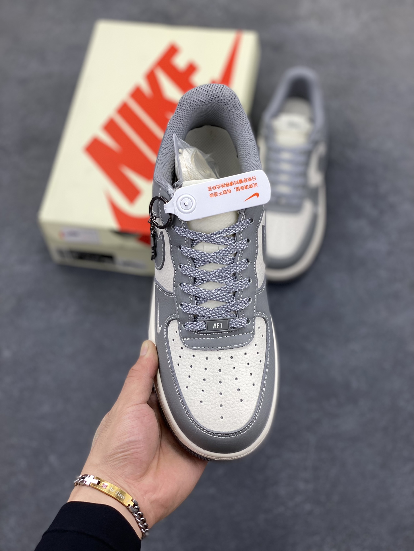 图片[2]-福利特价 Nike Air Force 1 \’07 Low “斯图西联名——米灰拼接”空军一号 低帮 运动鞋 休闲鞋 折边针车 工艺难度大 原楦头原纸板 原装鞋盒 定制五金配件 内置全掌气垫 原厂鞋底 货号：BB5353-512 尺码：36 36.5 37.5 38 38.5 39 40 40.5 41 42 42.5 43 44 44.5 45-选品中心