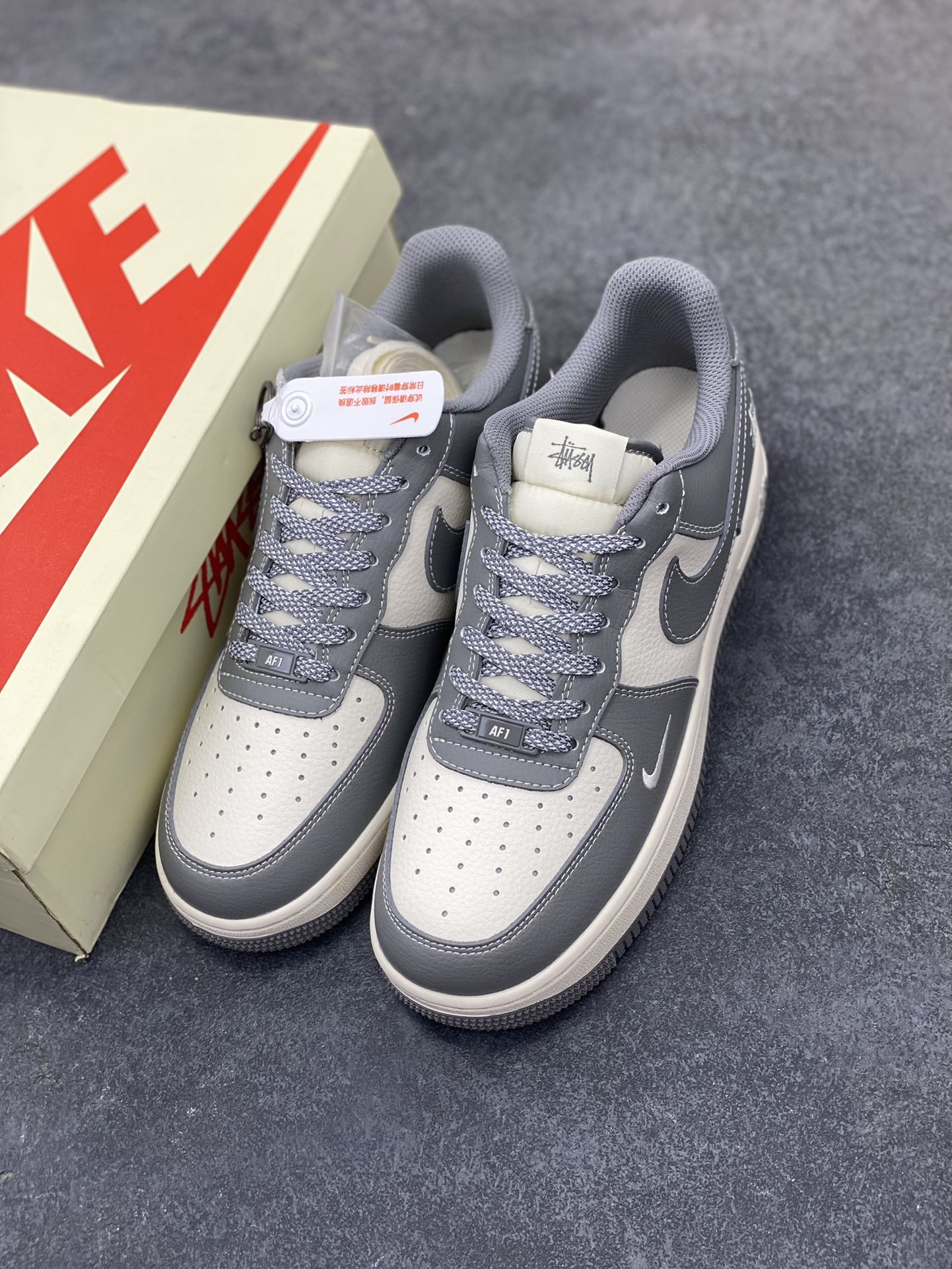 图片[8]-福利特价 Nike Air Force 1 \’07 Low “斯图西联名——米灰拼接”空军一号 低帮 运动鞋 休闲鞋 折边针车 工艺难度大 原楦头原纸板 原装鞋盒 定制五金配件 内置全掌气垫 原厂鞋底 货号：BB5353-512 尺码：36 36.5 37.5 38 38.5 39 40 40.5 41 42 42.5 43 44 44.5 45-选品中心