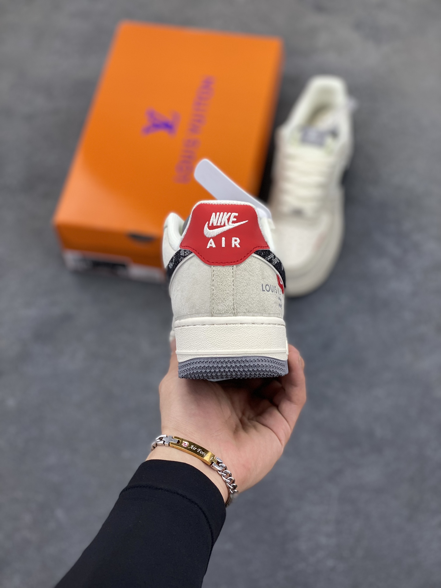 图片[4]-Nike Air Force 1 \’07 Low “LV联名——猪八米灰红”空军一号 低帮 运动鞋 休闲鞋 折边针车 工艺难度大 原楦头原纸板 原装鞋盒 定制五金配件 内置全掌气垫 原厂鞋底 货号：MZ9588-806 尺码：36 36.5 37.5 38 38.5 39 40 40.5 41 42 42.5 43 44 44.5 45-选品中心