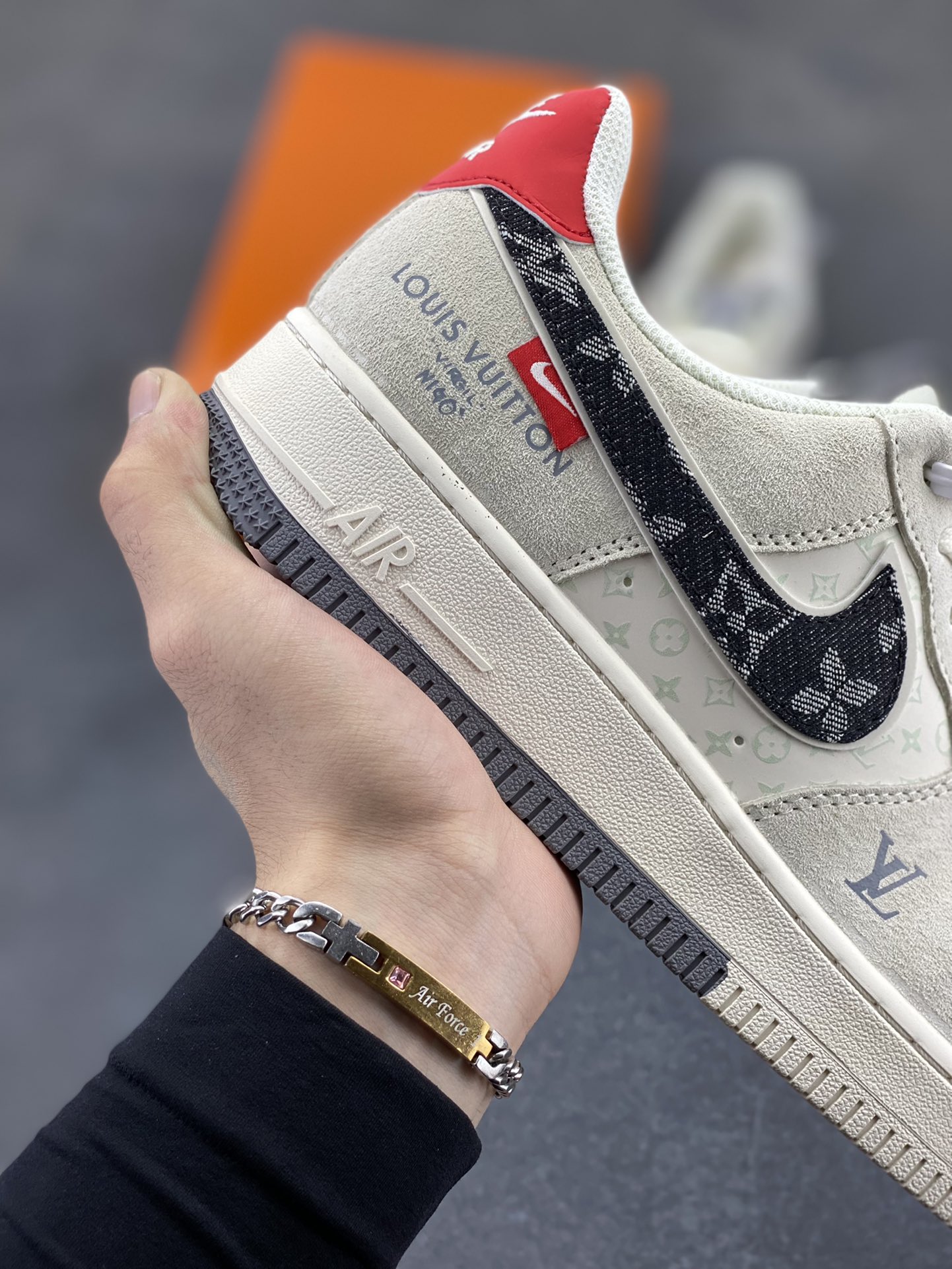 图片[6]-Nike Air Force 1 \’07 Low “LV联名——猪八米灰红”空军一号 低帮 运动鞋 休闲鞋 折边针车 工艺难度大 原楦头原纸板 原装鞋盒 定制五金配件 内置全掌气垫 原厂鞋底 货号：MZ9588-806 尺码：36 36.5 37.5 38 38.5 39 40 40.5 41 42 42.5 43 44 44.5 45-选品中心