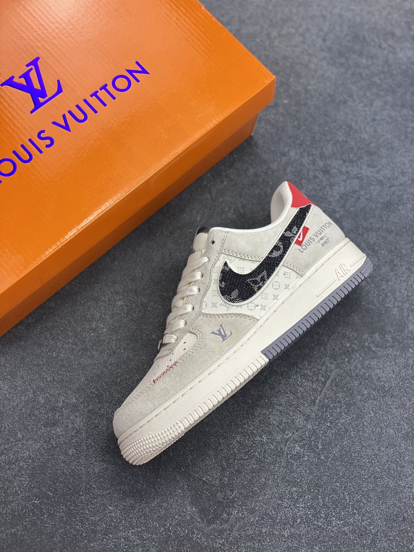 图片[7]-Nike Air Force 1 \’07 Low “LV联名——猪八米灰红”空军一号 低帮 运动鞋 休闲鞋 折边针车 工艺难度大 原楦头原纸板 原装鞋盒 定制五金配件 内置全掌气垫 原厂鞋底 货号：MZ9588-806 尺码：36 36.5 37.5 38 38.5 39 40 40.5 41 42 42.5 43 44 44.5 45-选品中心