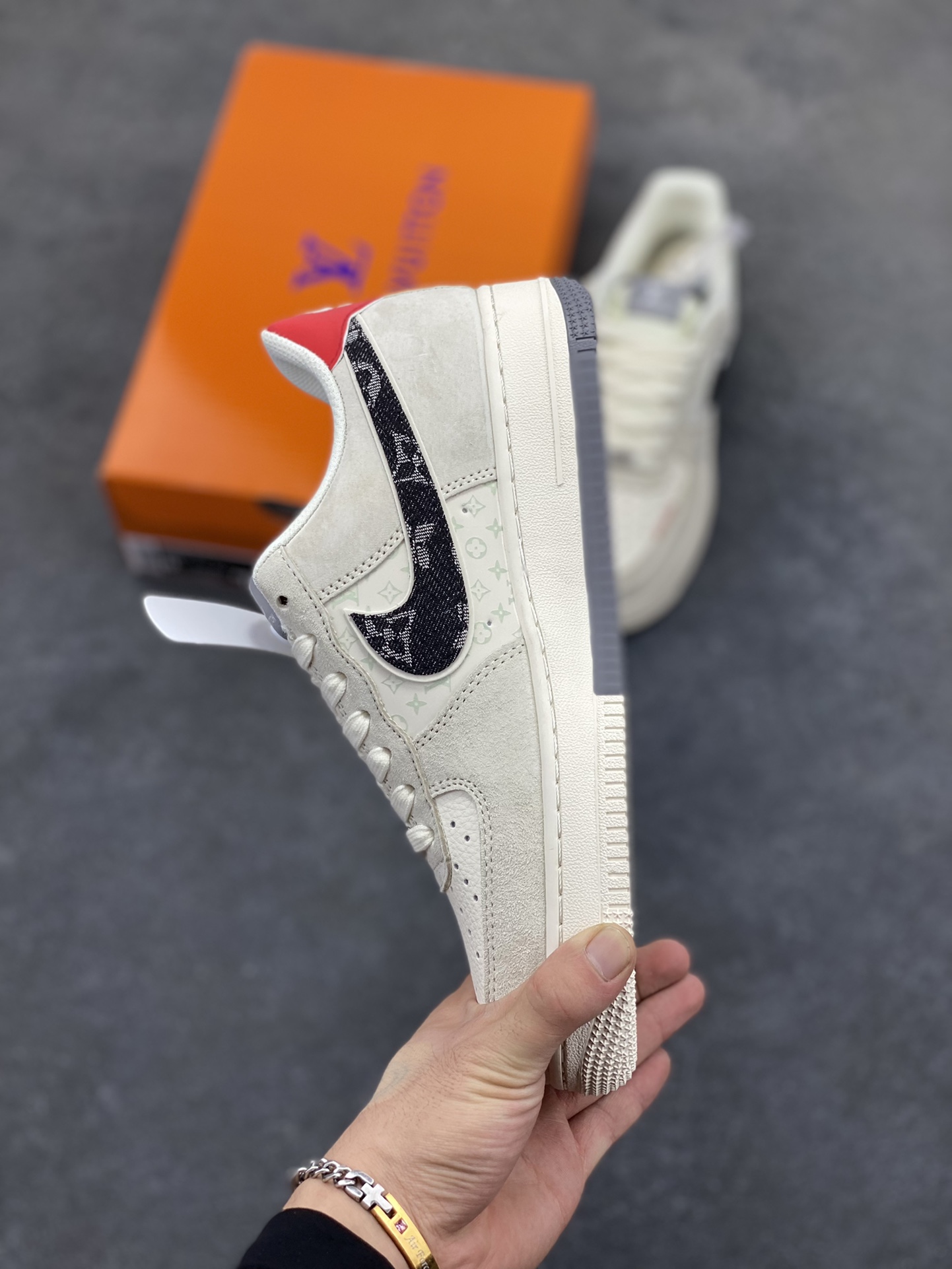 图片[3]-Nike Air Force 1 \’07 Low “LV联名——猪八米灰红”空军一号 低帮 运动鞋 休闲鞋 折边针车 工艺难度大 原楦头原纸板 原装鞋盒 定制五金配件 内置全掌气垫 原厂鞋底 货号：MZ9588-806 尺码：36 36.5 37.5 38 38.5 39 40 40.5 41 42 42.5 43 44 44.5 45-选品中心