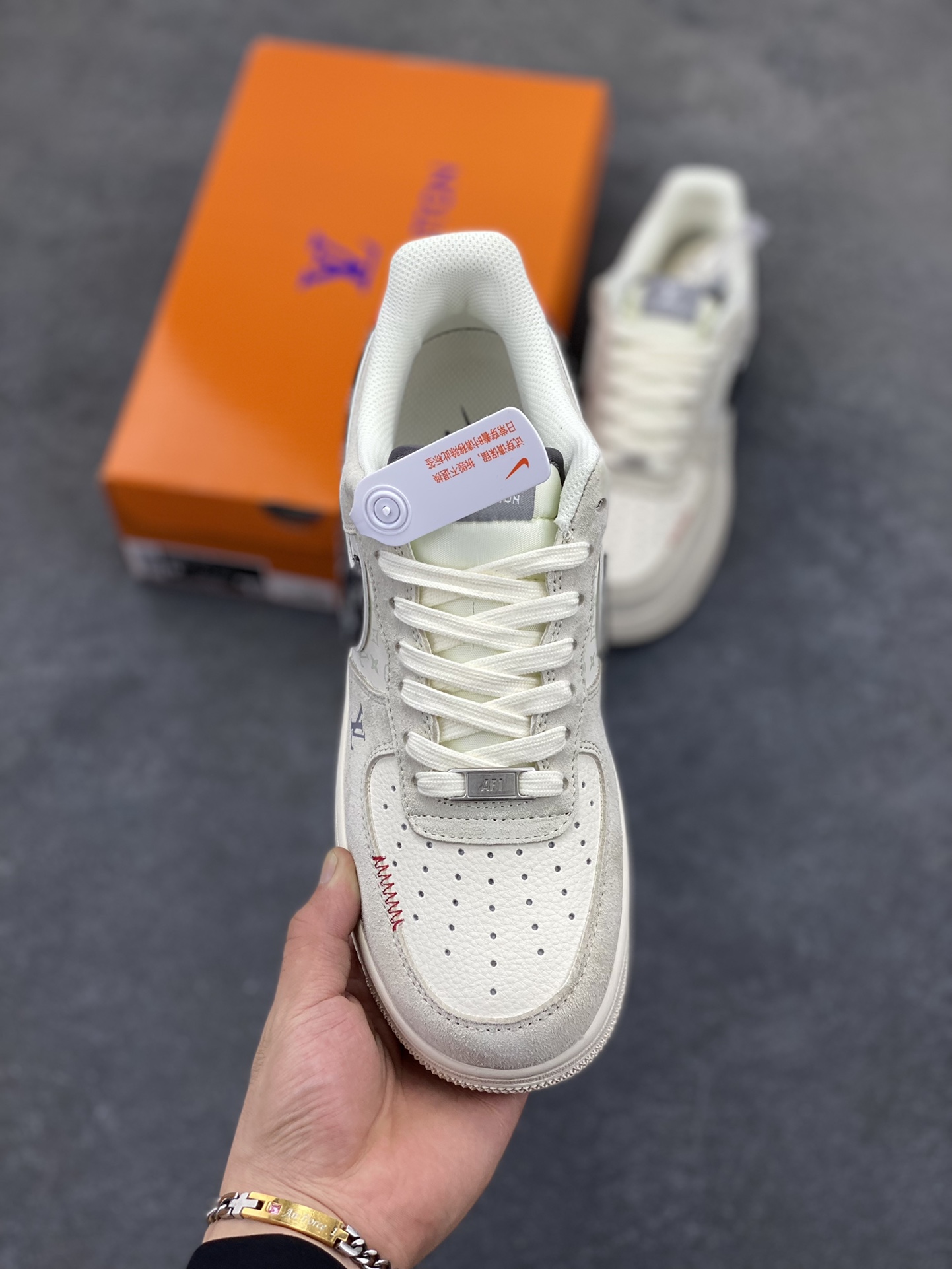图片[2]-Nike Air Force 1 \’07 Low “LV联名——猪八米灰红”空军一号 低帮 运动鞋 休闲鞋 折边针车 工艺难度大 原楦头原纸板 原装鞋盒 定制五金配件 内置全掌气垫 原厂鞋底 货号：MZ9588-806 尺码：36 36.5 37.5 38 38.5 39 40 40.5 41 42 42.5 43 44 44.5 45-选品中心
