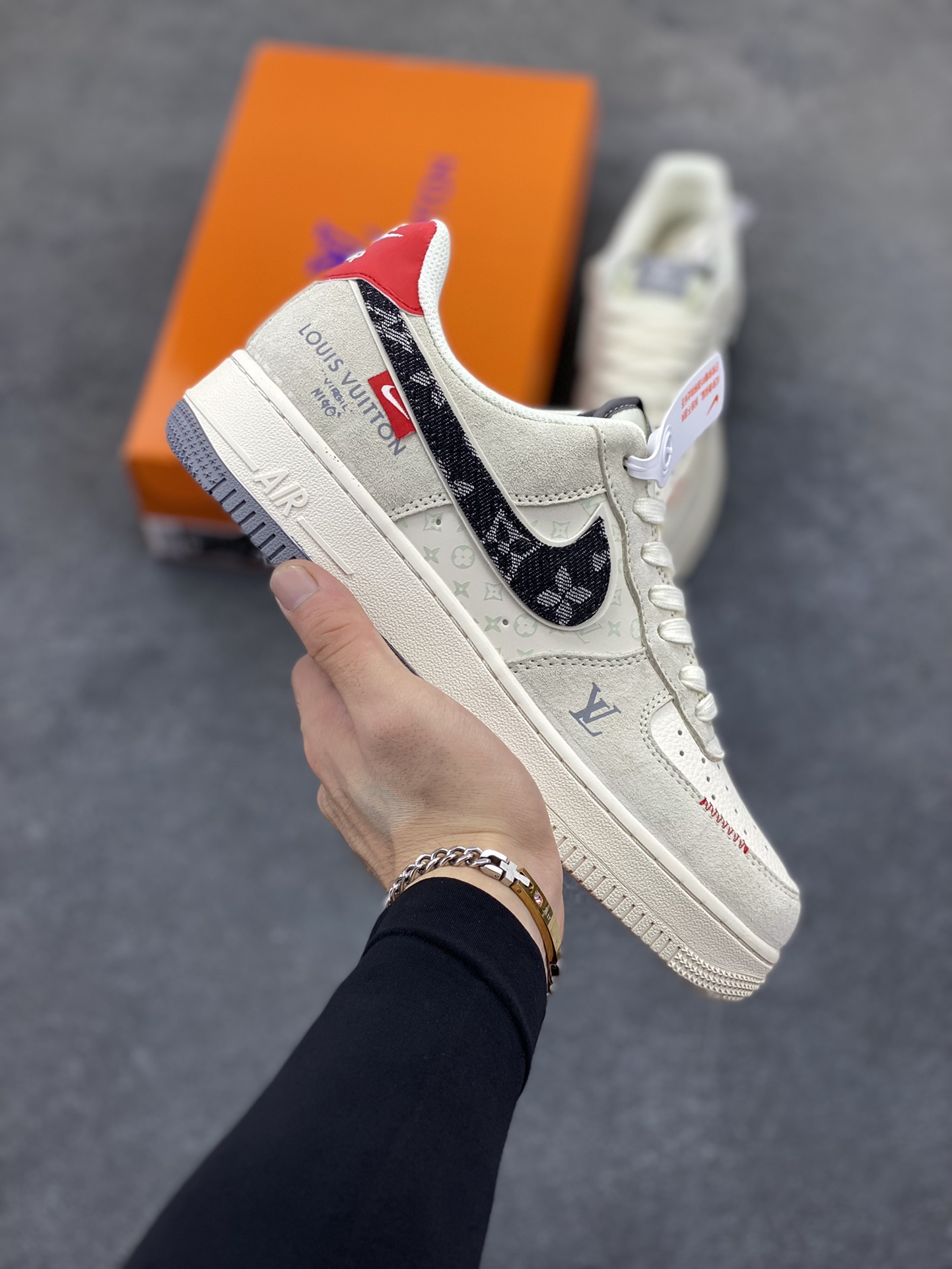 Nike Air Force 1 \'07 Low “LV联名——猪八米灰红”空军一号 低帮 运动鞋 休闲鞋 折边针车 工艺难度大 原楦头原纸板 原装鞋盒 定制五金配件 内置全掌气垫 原厂鞋底 货号：MZ9588-806 尺码：36 36.5 37.5 38 38.5 39 40 40.5 41 42 42.5 43 44 44.5 45-选品中心