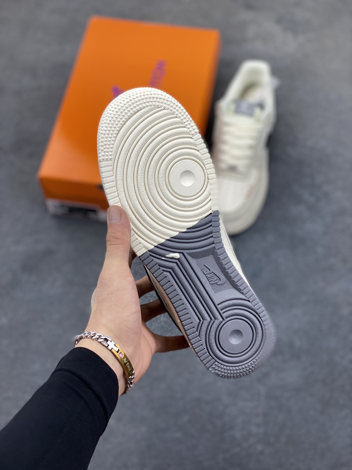 图片[5]-Nike Air Force 1 \’07 Low “LV联名——猪八米灰红”空军一号 低帮 运动鞋 休闲鞋 折边针车 工艺难度大 原楦头原纸板 原装鞋盒 定制五金配件 内置全掌气垫 原厂鞋底 货号：MZ9588-806 尺码：36 36.5 37.5 38 38.5 39 40 40.5 41 42 42.5 43 44 44.5 45-选品中心