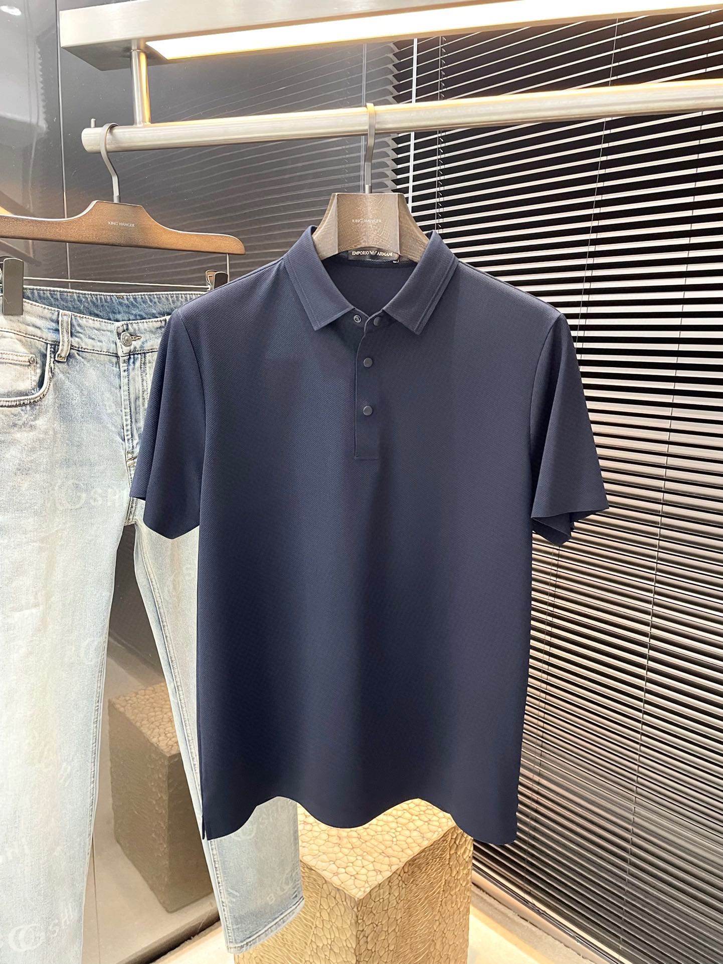 NO:508209,EmporioArmin- (Armani) has the latest POLO short-sleeved sleeves in spring and summer, using the latest nylon fabric, which is resistant to washing and not easy to fade, has a soft feel and soft and comfortable composition. Classic design style, special customization, simple cutting and splicing, reflecting the extraordinary craftsmanship of workers, full of high-end fashion sense!  The style is quite good and casual and versatile. Size M-3XL, armani, T-shirt, alexander wang19860909EmporioArmin-（阿玛尼）年春夏最新款POLO短袖,采用最新锦纶面料,耐水洗不易掉色,手感柔软、成分柔软舒适 经典设计风格 特殊定制 简单的裁剪方式拼接,体现出工人不凡的工艺,高端时尚感十足！版型相当赞休闲百搭款.尺码M-3XL,,armani,T-shirt,alexander wang,Men's clothing