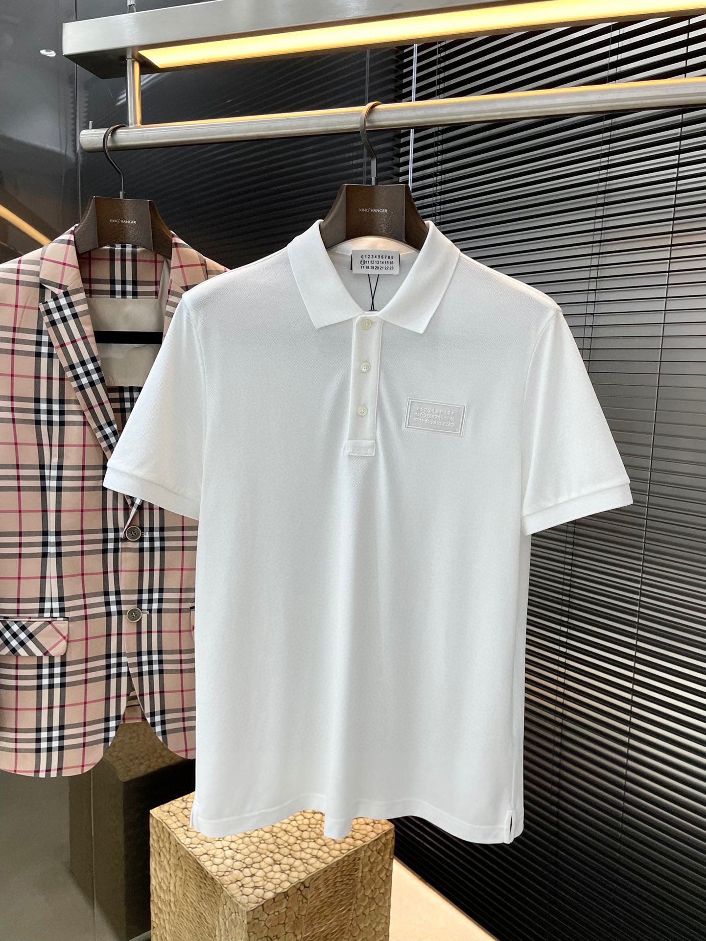 NO:508221,P Maison Margiela (Mm6) The latest POLO short-sleeved spring and summer style, uses the latest mulberry silk cotton fabric, which is resistant to washing and not easy to fade, has a soft feel and soft and comfortable composition. Classic design style, special customization, simple cutting and splicing, reflecting the extraordinary craftsmanship of workers, full of high-end and fashionable feeling!  The style is quite good at casual and versatile. Size M-3XL,,masion margiela,masion margiela,T-shirt,alexander wang19860909P  Maison Margiela（马吉拉MM6） 春夏最新款POLO短袖,采用最新桑蚕丝棉面料,耐水洗不易掉色,手感柔软、成分柔软舒适 经典设计风格 特殊定制 简单的裁剪方式拼接,体现出工人不凡的工艺,高端时尚感十足！版型相当赞休闲百搭款.尺码 M-3XL,,masion margiela,masion margiela,T-shirt,alexander wang,Men's clothing