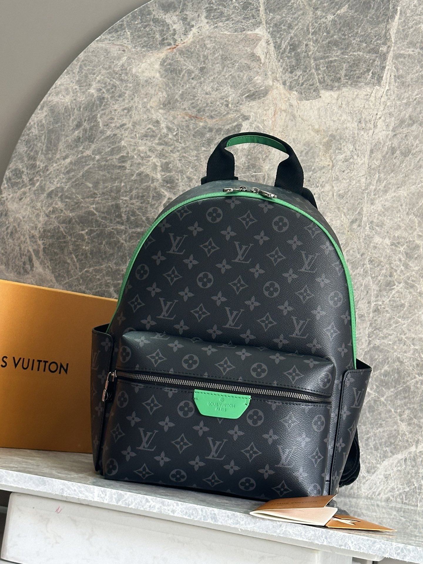 NO:583942,P【163C01 dynamic chip】 Top original order M25887 black flower with green leather This small Discovery backpack is made of Monogram Eclipse canvas and bright cow leather, with colorful fabric lining, injecting an avant-garde flavor into the classic design. The zippered front pocket and open side pockets are convenient for accessing daily needs, and there are also internal slip pockets and a padded pocket that can store a 14-inch laptop. 38 x 20 x 29 cm (H x W)  x length), LV [top original order], louis vuitton, cowhide19860909P【163C01动态芯片】 顶级原单 M25887 黑花配绿皮 本款 Discovery 小号双肩包拼接 Monogram Eclipse 帆布和鲜明牛皮革,搭配彩色织物内衬,为经典设计注入前卫气息.拉链前袋和开放式侧袋方便存取日常所需,另有内贴袋和可存放 14 寸笔记本电脑的加衬袋. 38 x 20 x 29 厘米 (高 x 宽 x 长度),LV【顶级原单】,louis vuitton,cowhide,Bag