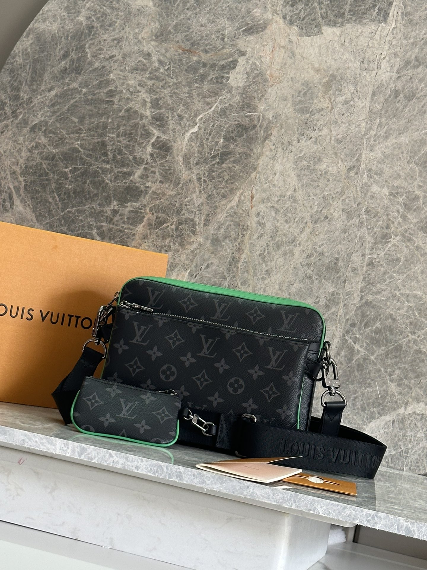 NO:583944,P [163C01 dynamic chip] Top original order M26052 Green New men's bag three-piece messenger bag series This Trio messenger bag is made of Monogram Eclipse Reverse canvas and eye-catching details to create a three-in-one design. The zippered front pocket and the coin purse on the shoulder strap are both detachable, enriching the functional design with the main bag. The adjustable and detachable fabric shoulder strap is embellished with the Louis Vuitton logo, providing a comfortable shoulder carrying experience.  Size 25.0×18.5×7.0, LV [top original order], louis vuitton, louis vuitton, versace, wallets19860909P【163C01动态芯片】 顶级原单 M26052绿色 新款男包三件套邮差包系列 本款 Trio 邮差包以 Monogram Eclipse Reverse 帆布和瞩目细节塑造三合一设计.拉链前袋和肩带处的零钱包均可拆卸,与主袋共同丰富功能设计.可调节并拆卸的织物肩带点缀路易威登标识,提供舒适肩背体验. 尺寸25.0×18.5×7.0,LV【顶级原单】,louis vuitton,louis vuitton,versace,wallets,Bag