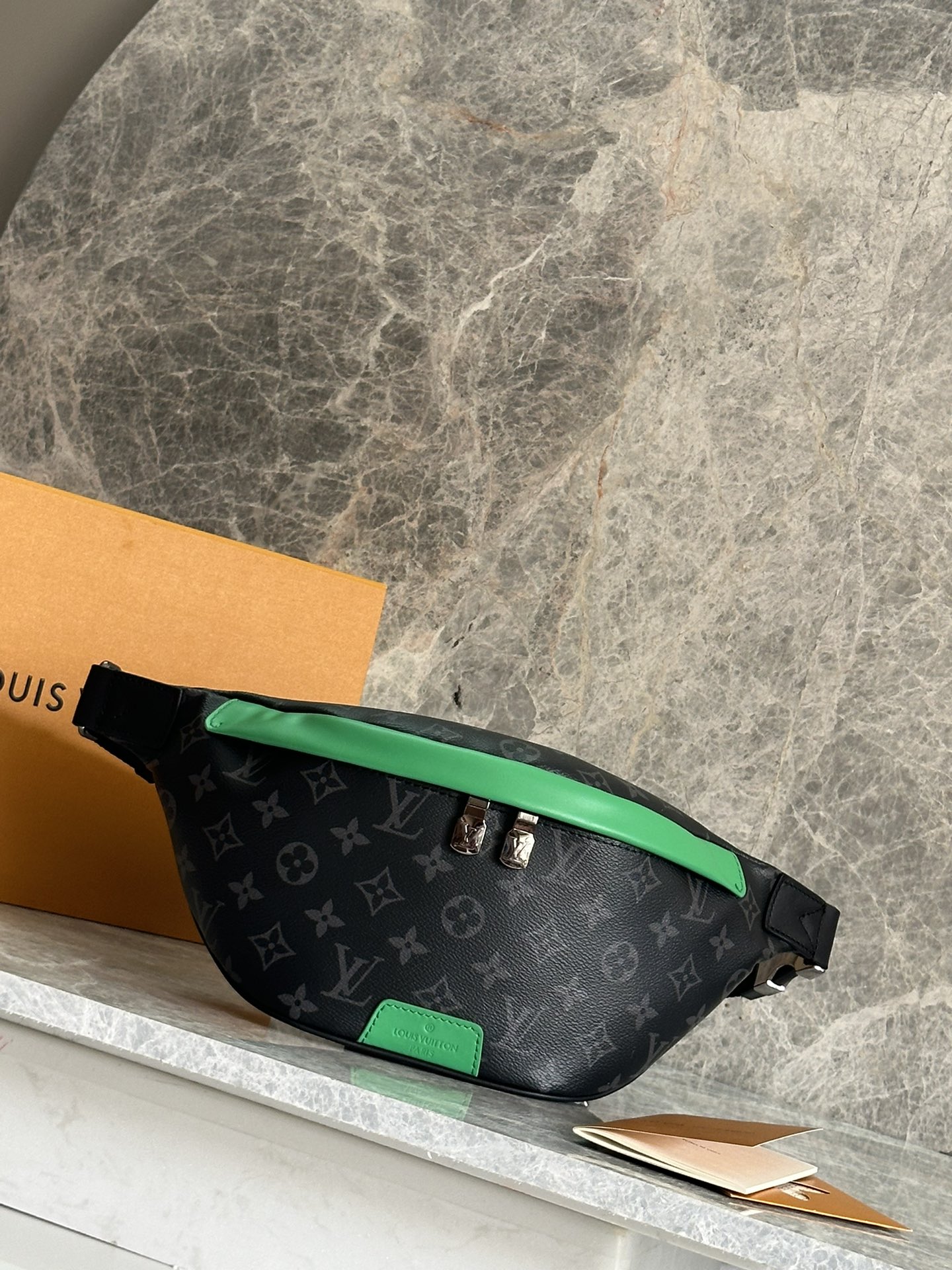 NO:583947,P【163C01 dynamic chip】Top original model Model M25924 black flower with green leather This Discovery waist bag is made of Monogram Eclipse canvas, with bright leather elements and distressed metal parts, and double zipper closure and rear patch pocket to store personal items. The elegant design is suitable for shoulder, cross-body or waist. 15 x 9 x 44 cm (height x width x length), LV【top original】, louis  vuitton19860909P【163C01动态芯片】顶级原单 型号M25924黑花配绿皮 本款 Discovery 腰包取材 Monogram Eclipse 帆布,搭配明丽皮革元素和做旧金属件,再以双拉链开合与后部贴袋妥善存放个人物品.雅致设计适宜肩背、斜挎或系腰. 15 x 9 x 44 厘米 (高 x 宽 x 长度),LV【顶级原单】,louis vuitton,Bag