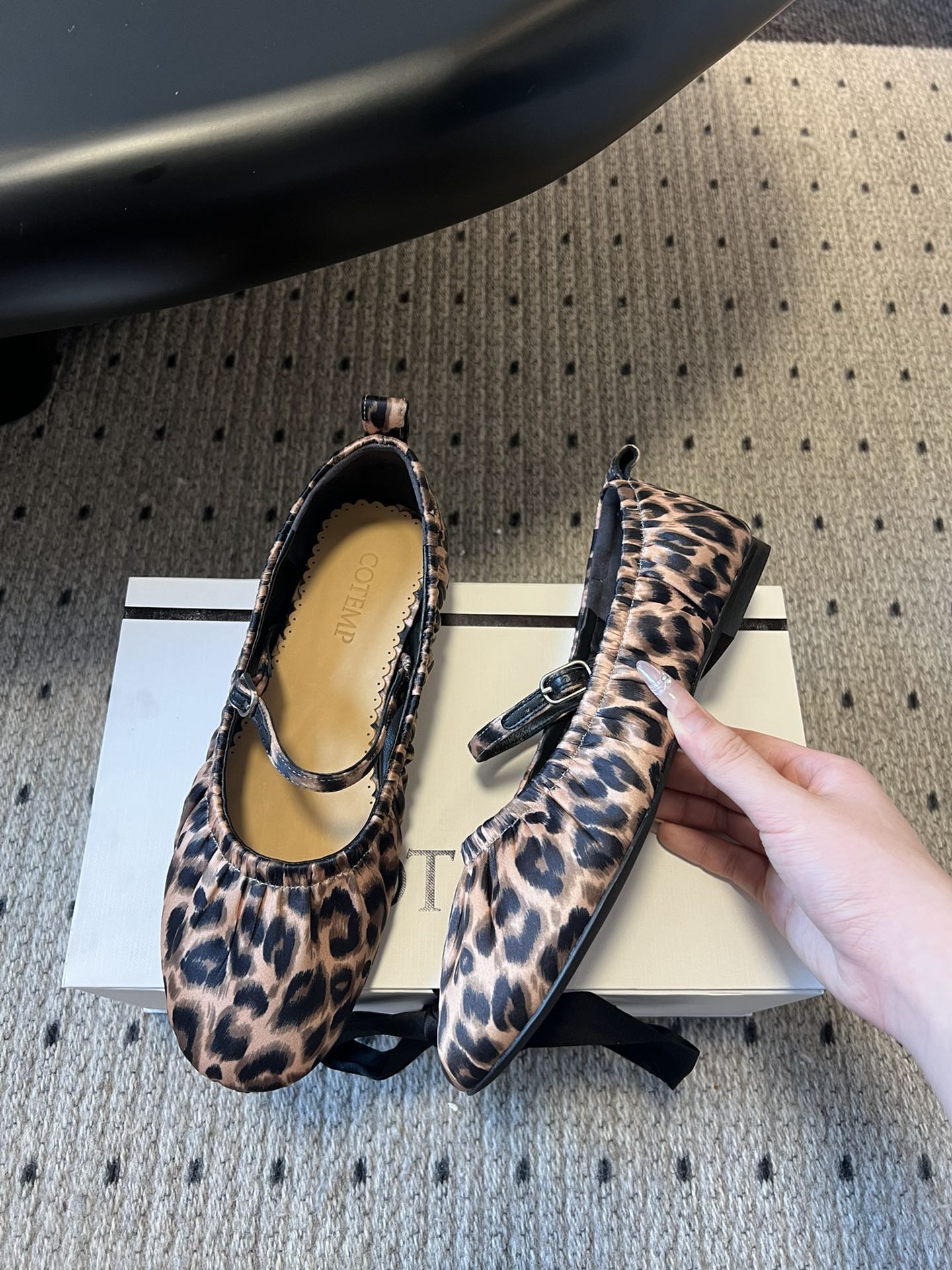 
cotem*豹纹透气玛丽珍鞋

奶奶鞋”又被称为“Glove Shoes”，即“手套鞋”，因其包裏住半