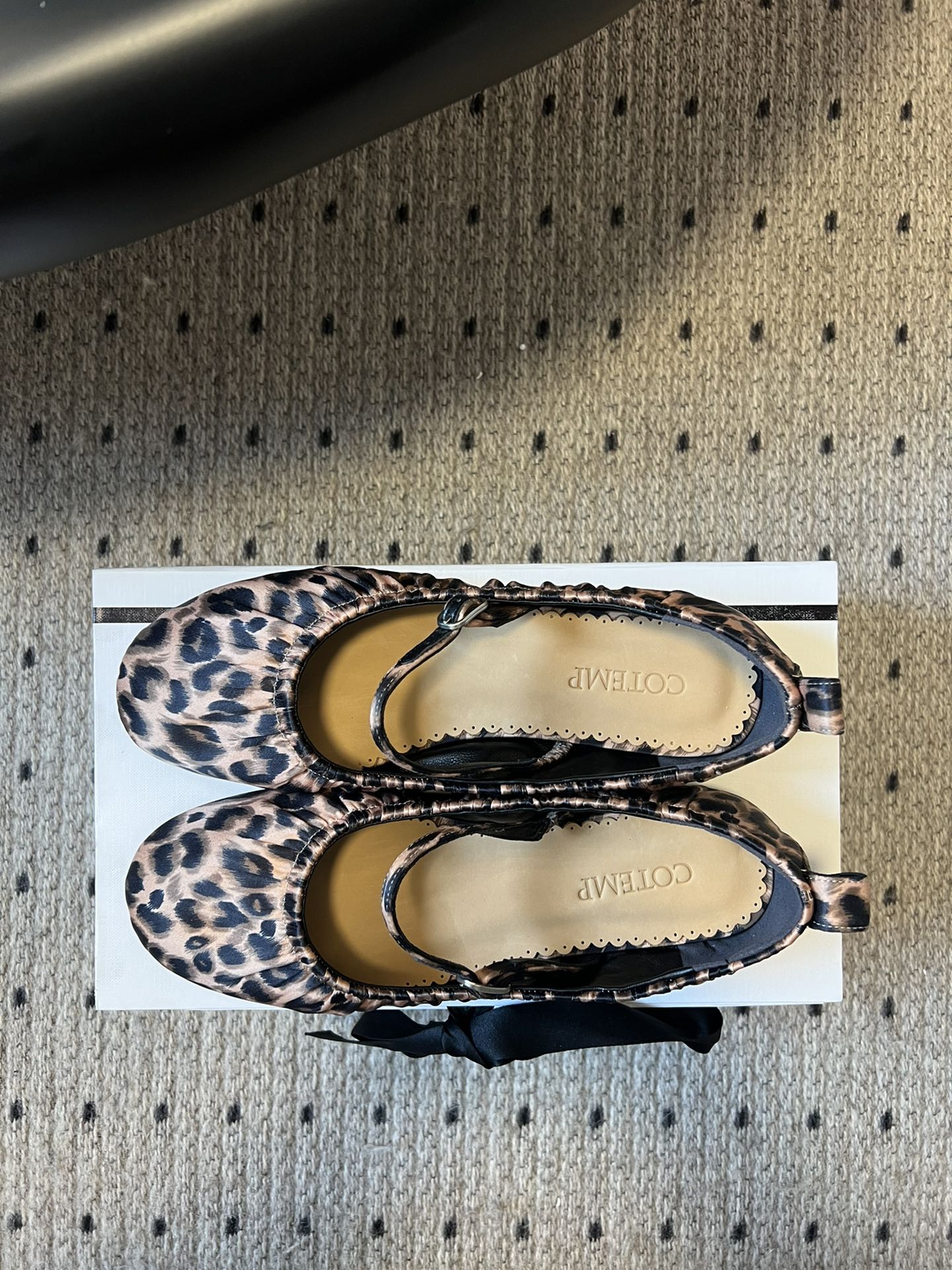 
cotem*豹纹透气玛丽珍鞋

奶奶鞋”又被称为“Glove Shoes”，即“手套鞋”，因其包裏住半