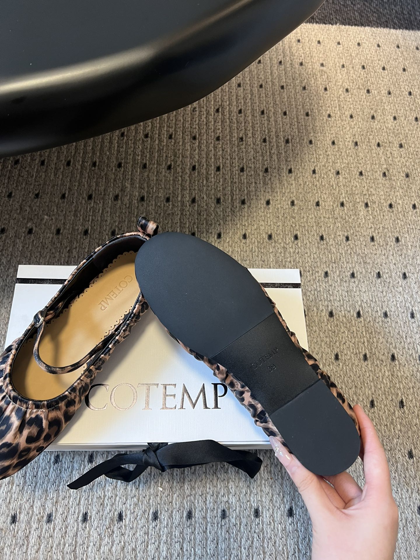 
cotem*豹纹透气玛丽珍鞋

奶奶鞋”又被称为“Glove Shoes”，即“手套鞋”，因其包裏住半