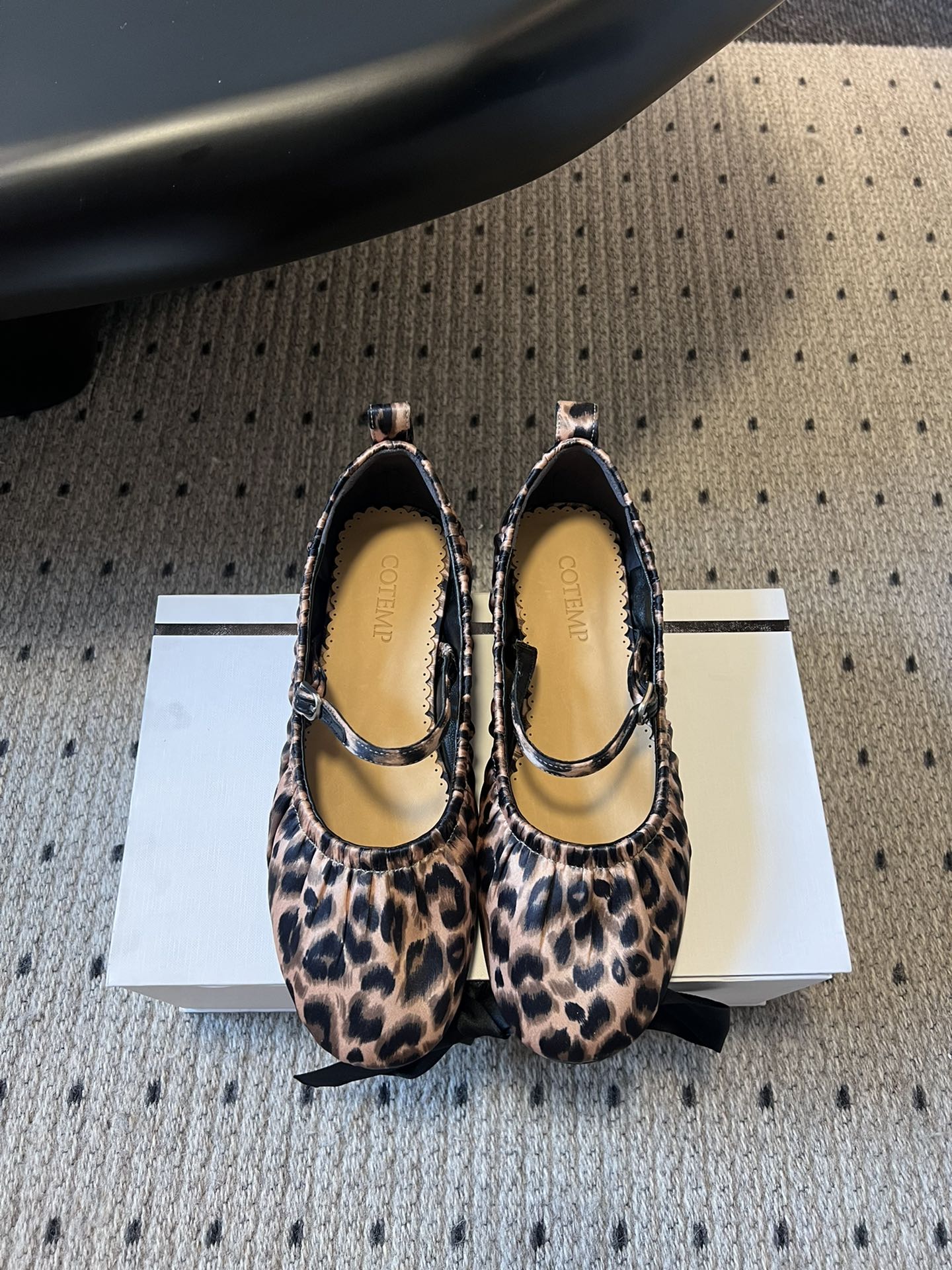 
cotem*豹纹透气玛丽珍鞋

奶奶鞋”又被称为“Glove Shoes”，即“手套鞋”，因其包裏住半