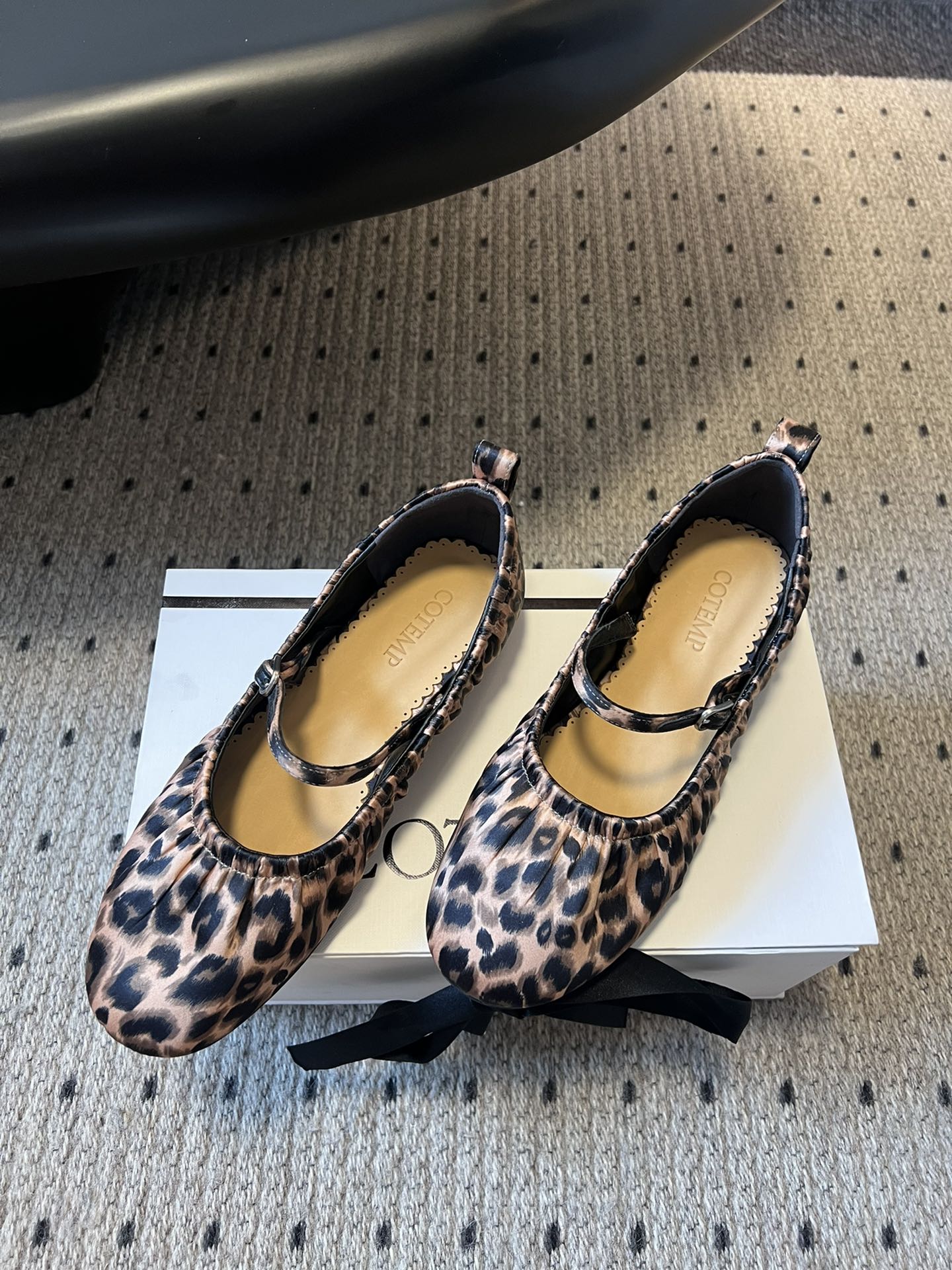 
cotem*豹纹透气玛丽珍鞋

奶奶鞋”又被称为“Glove Shoes”，即“手套鞋”，因其包裏住半