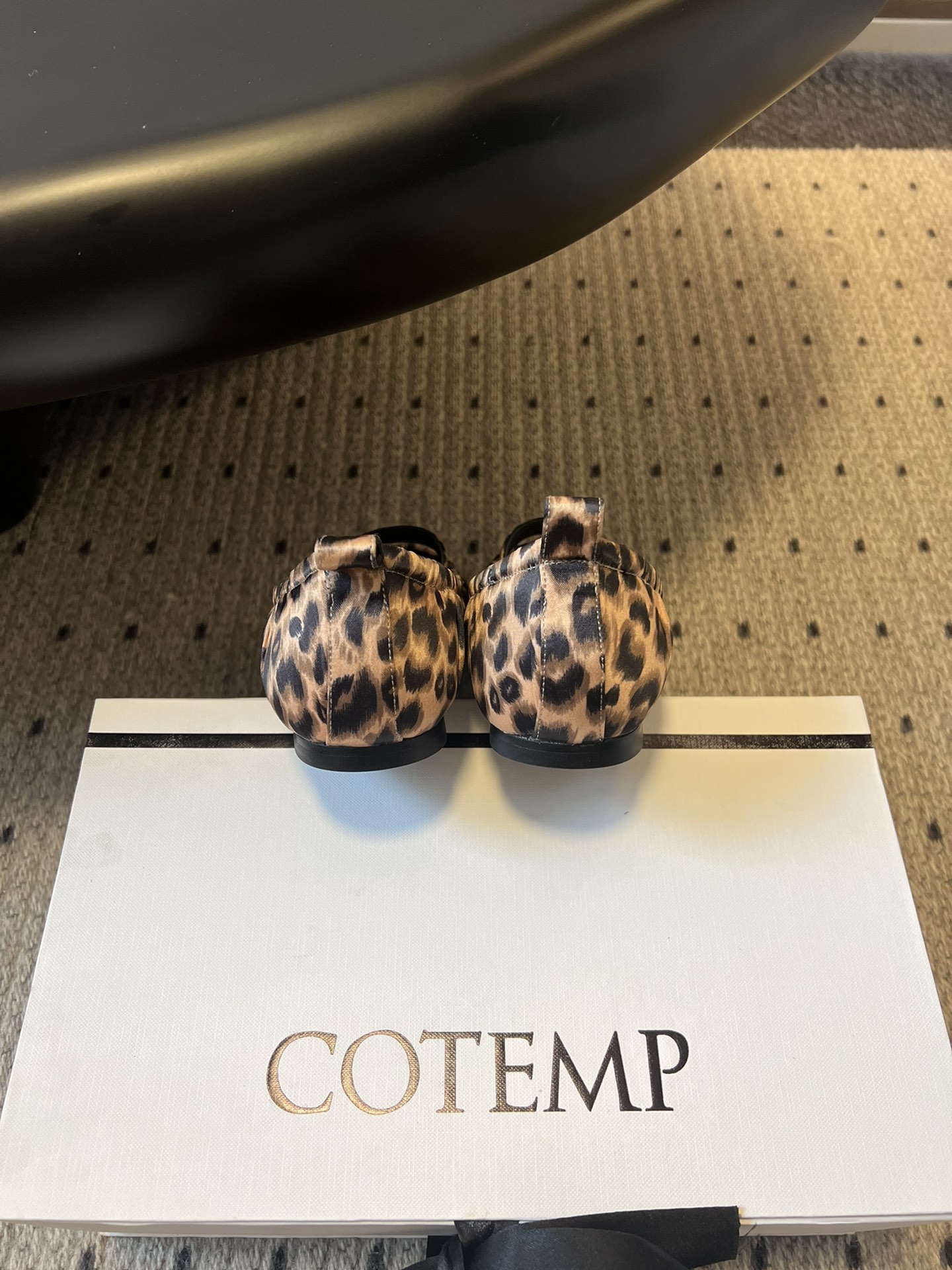 
cotem*豹纹透气玛丽珍鞋

奶奶鞋”又被称为“Glove Shoes”，即“手套鞋”，因其包裏住半