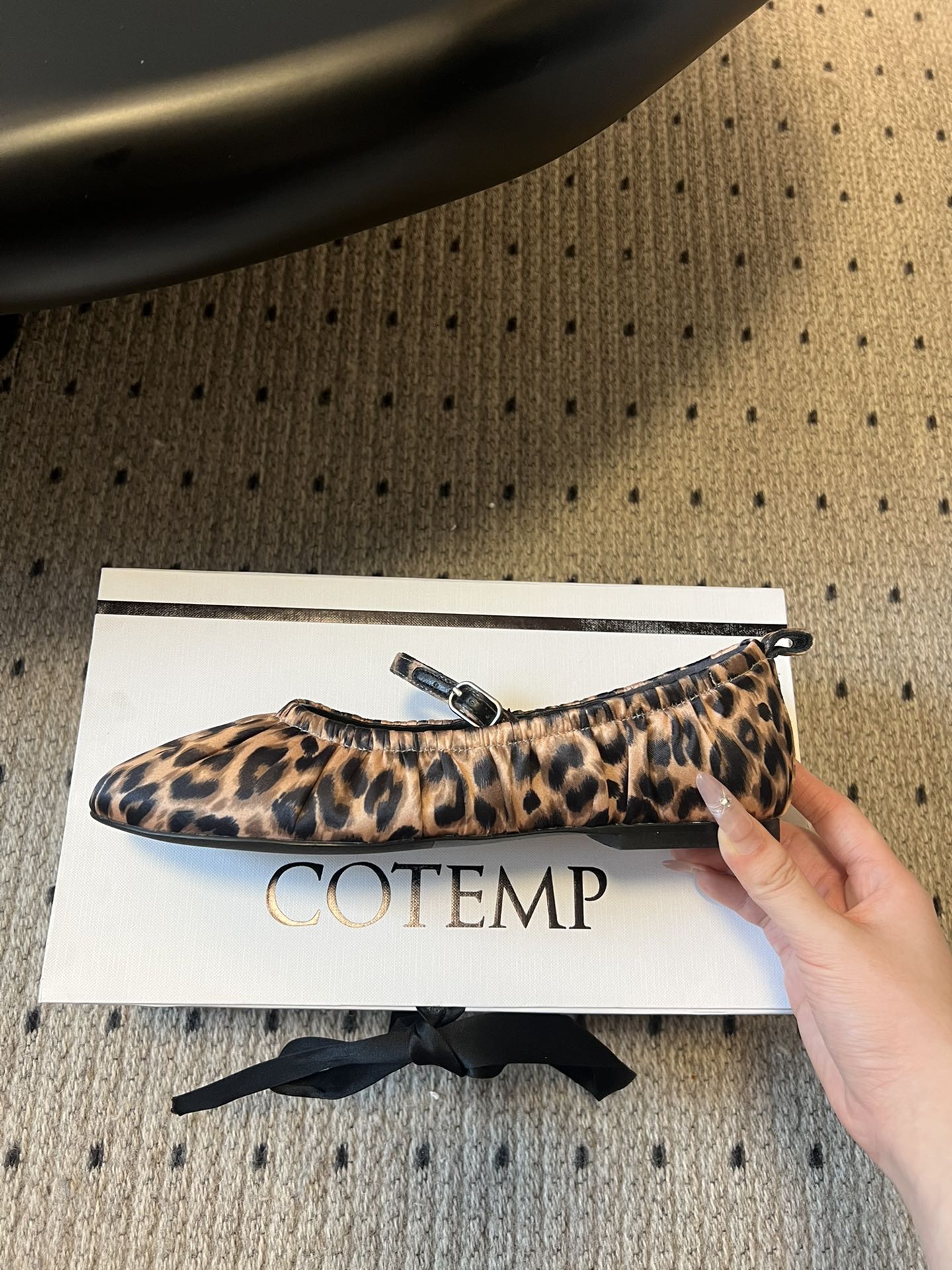 
cotem*豹纹透气玛丽珍鞋

奶奶鞋”又被称为“Glove Shoes”，即“手套鞋”，因其包裏住半