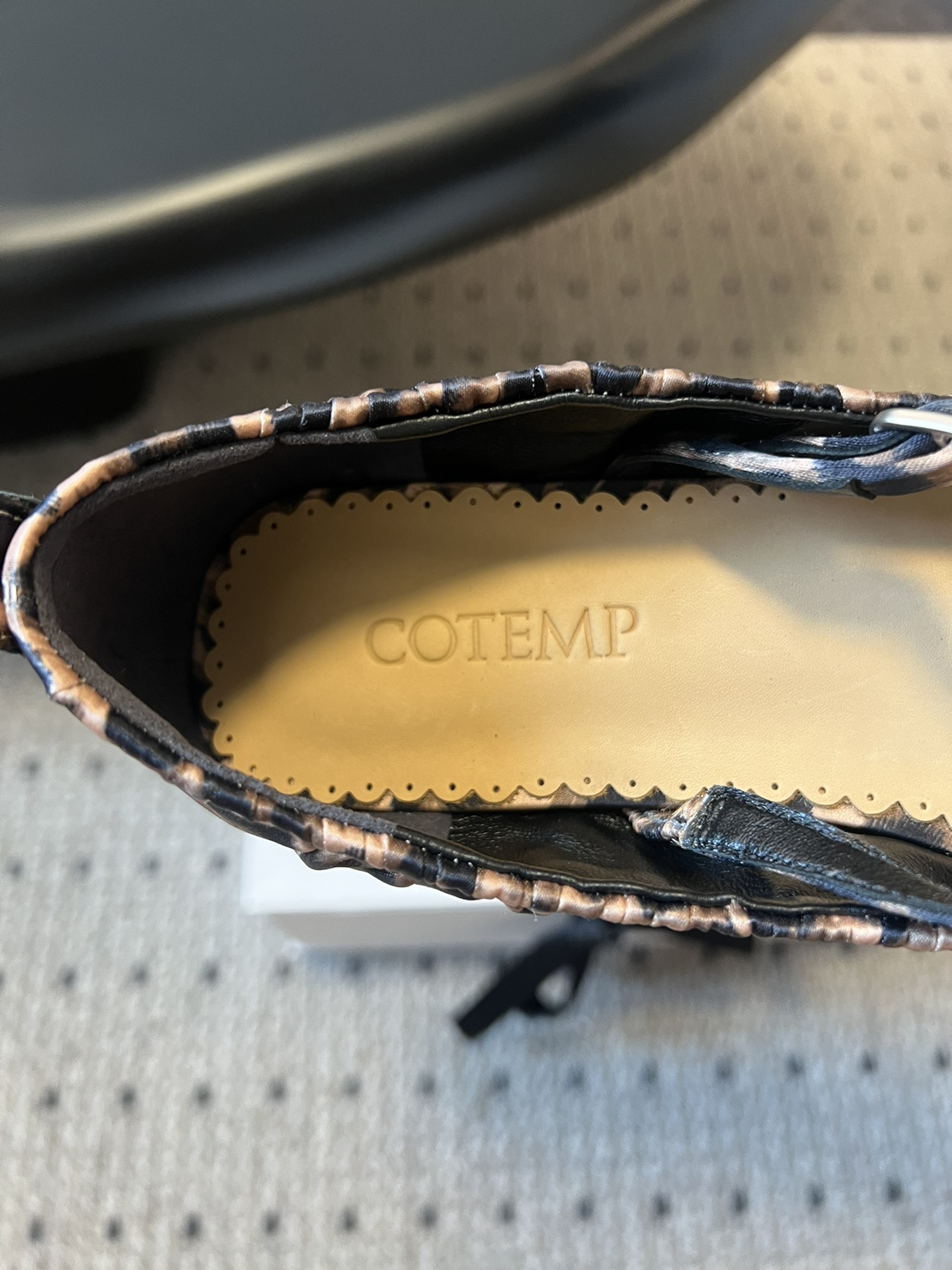 
cotem*豹纹透气玛丽珍鞋

奶奶鞋”又被称为“Glove Shoes”，即“手套鞋”，因其包裏住半