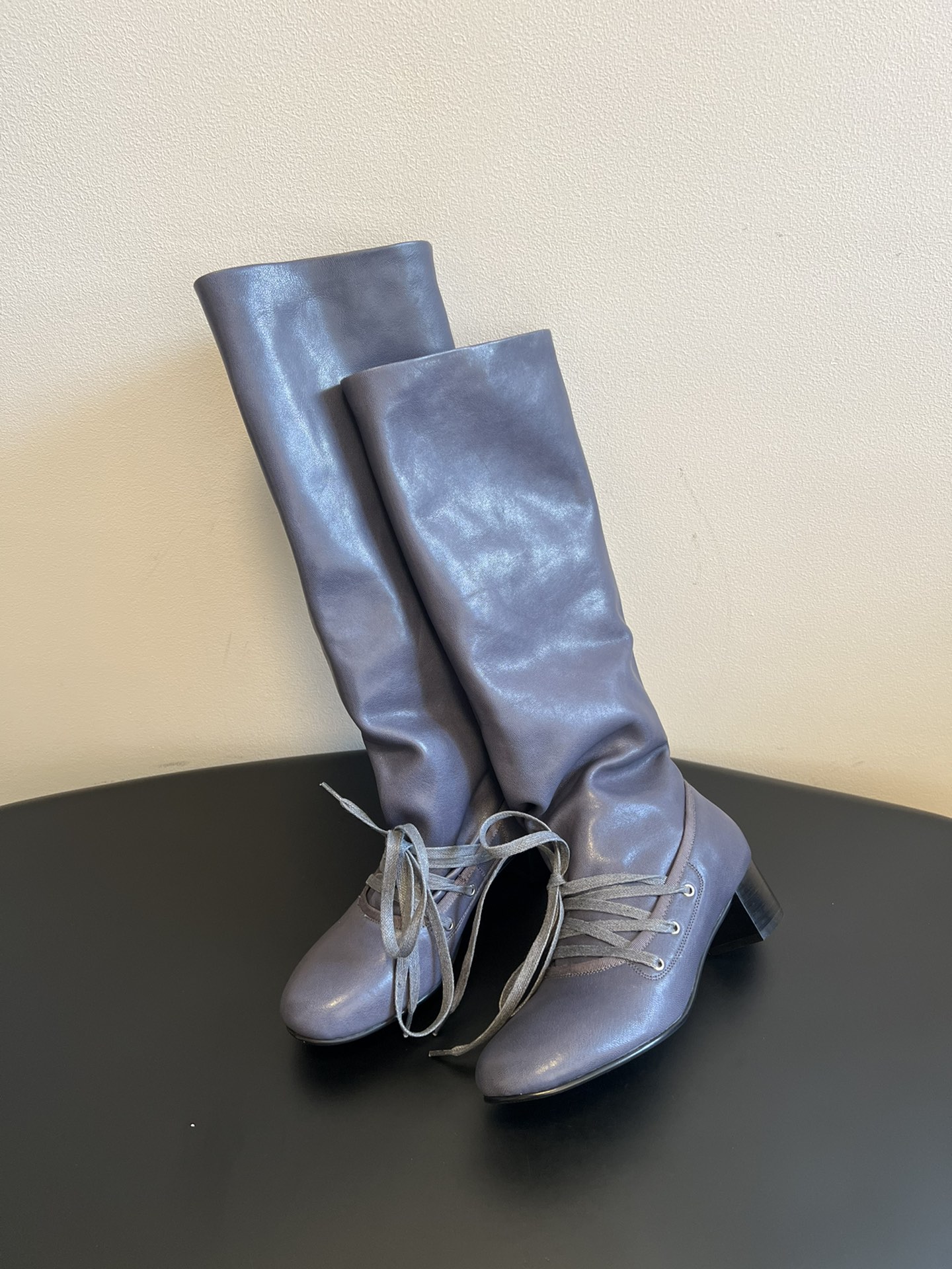 
Paloma woo* 25ss 新款 堆堆美靴

品牌选用了柔软舒适的材料，特殊的光泽展现出复古的味