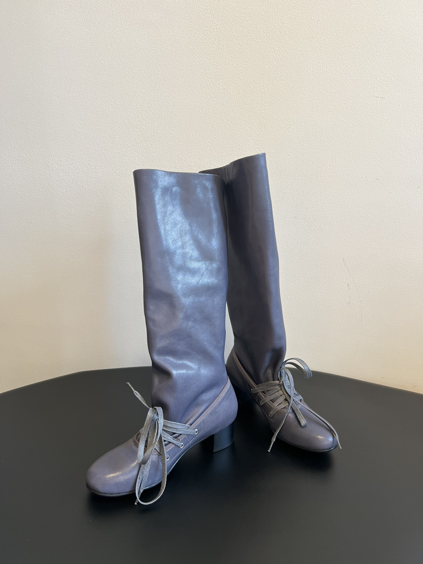 
Paloma woo* 25ss 新款 堆堆美靴

品牌选用了柔软舒适的材料，特殊的光泽展现出复古的味