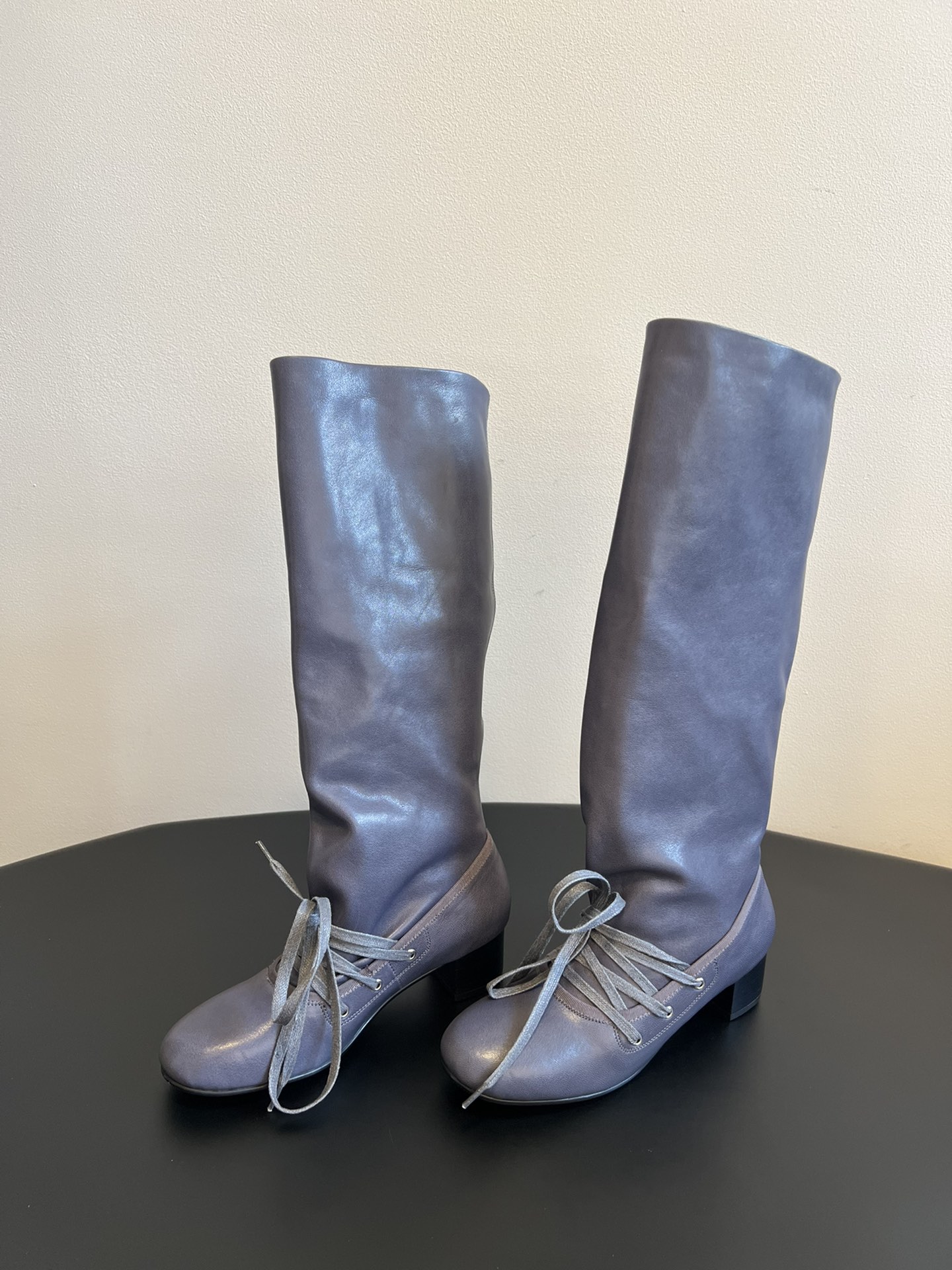 
Paloma woo* 25ss 新款 堆堆美靴

品牌选用了柔软舒适的材料，特殊的光泽展现出复古的味