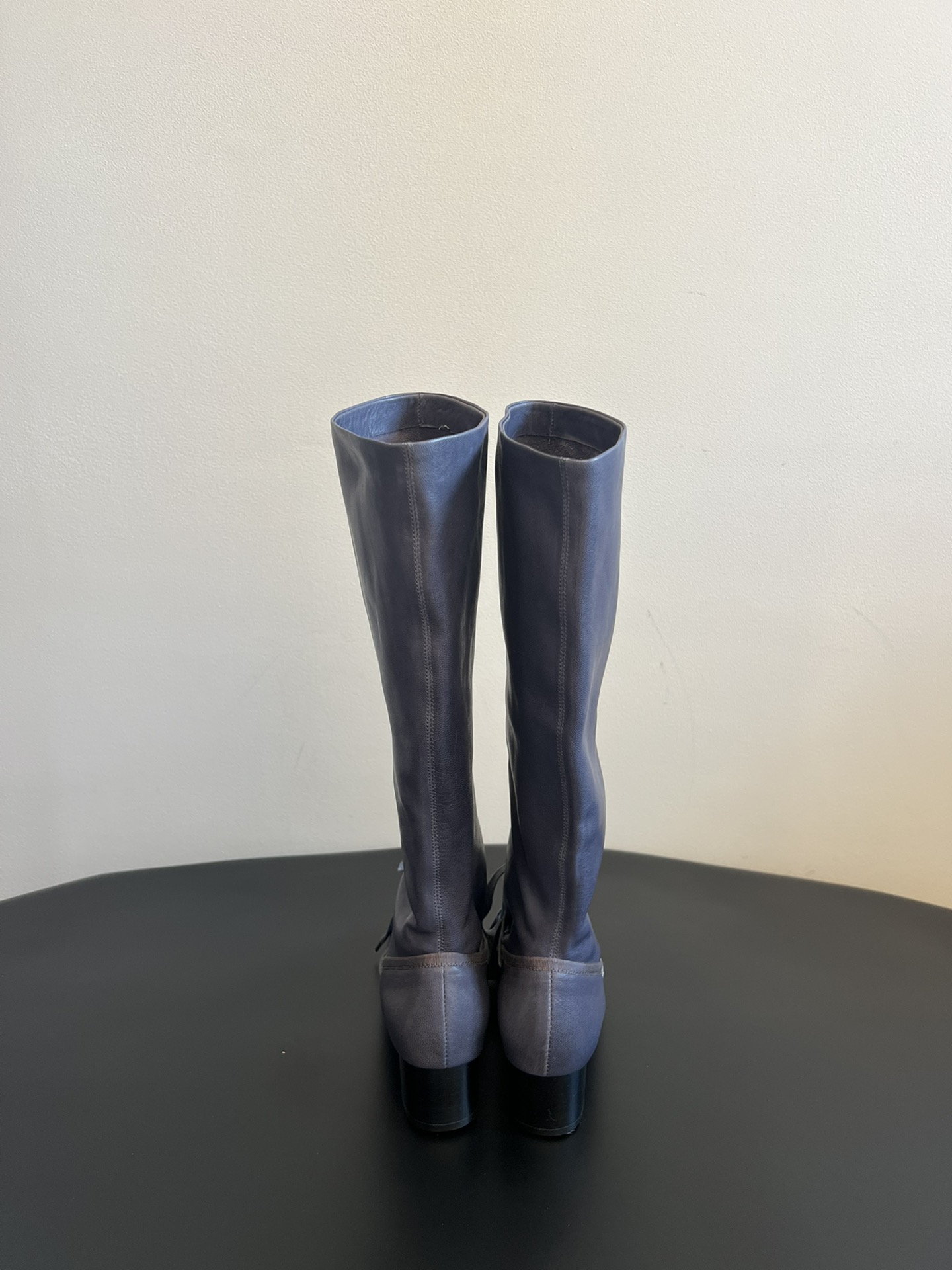 
Paloma woo* 25ss 新款 堆堆美靴

品牌选用了柔软舒适的材料，特殊的光泽展现出复古的味