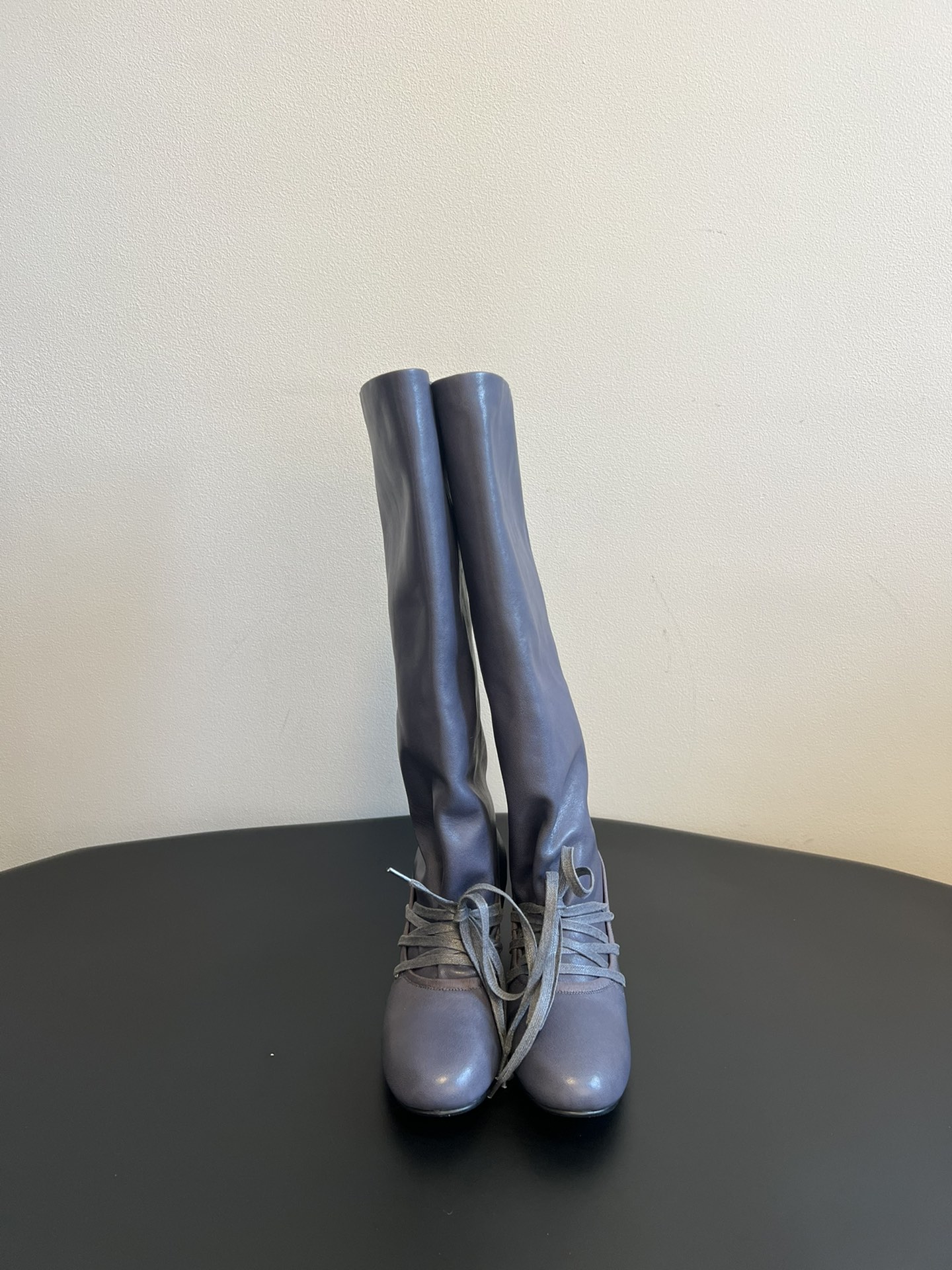 
Paloma woo* 25ss 新款 堆堆美靴

品牌选用了柔软舒适的材料，特殊的光泽展现出复古的味
