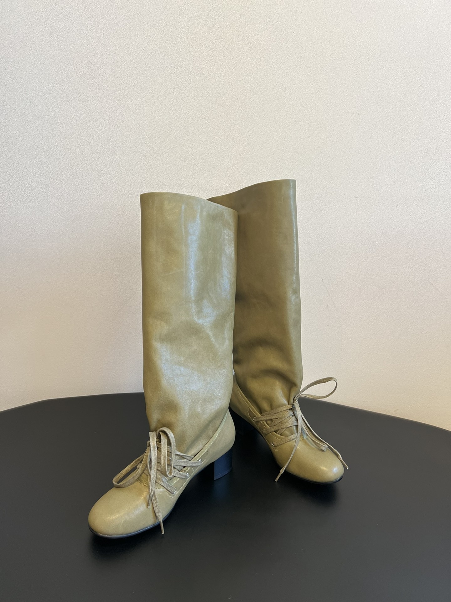 
Paloma woo* 25ss 新款 堆堆美靴

品牌选用了柔软舒适的材料，特殊的光泽展现出复古的味