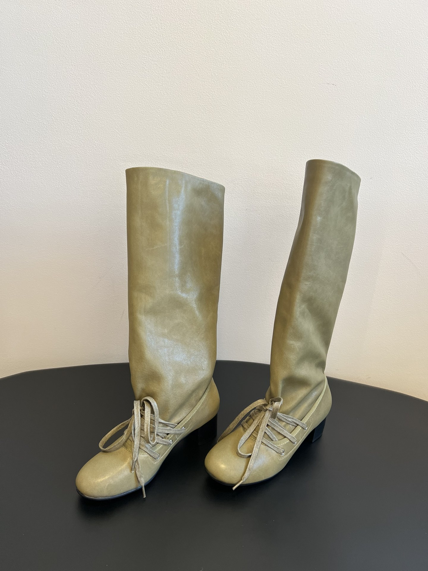 
Paloma woo* 25ss 新款 堆堆美靴

品牌选用了柔软舒适的材料，特殊的光泽展现出复古的味