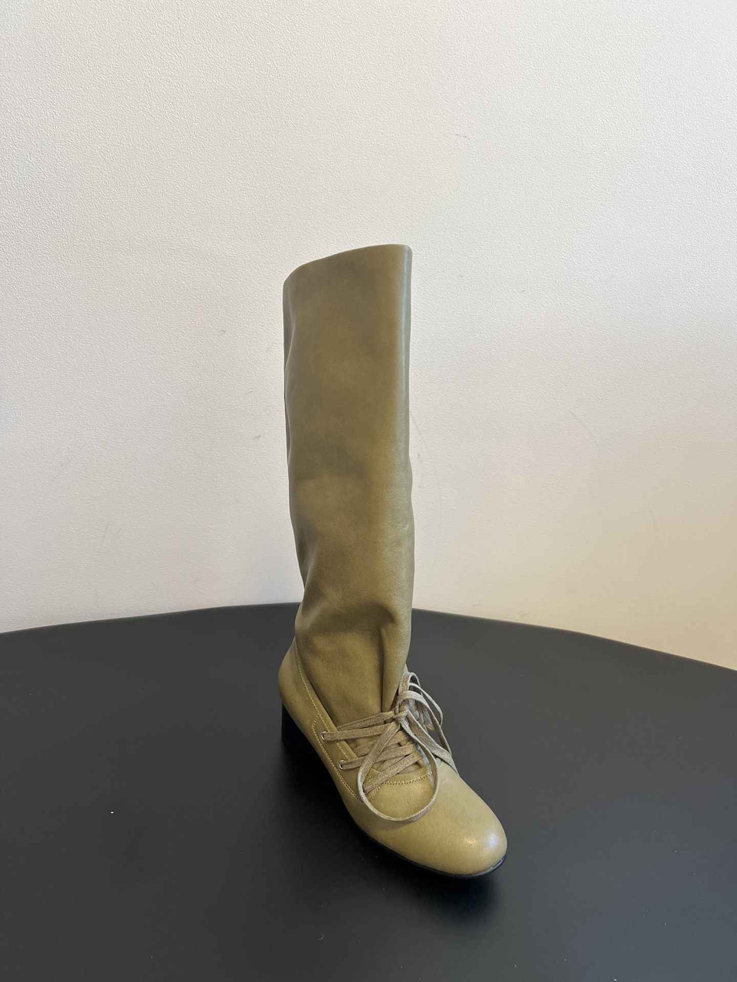 
Paloma woo* 25ss 新款 堆堆美靴

品牌选用了柔软舒适的材料，特殊的光泽展现出复古的味