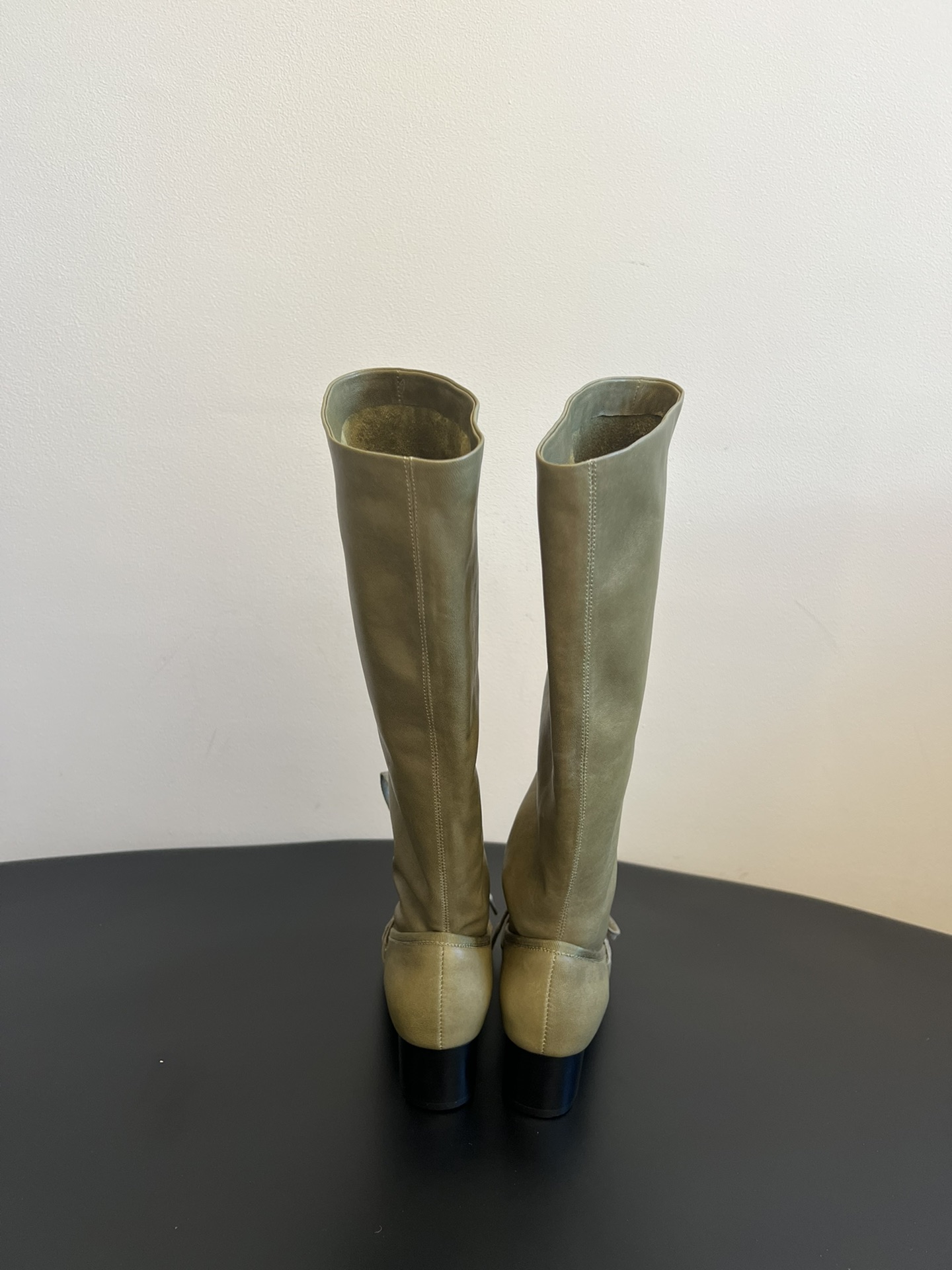 
Paloma woo* 25ss 新款 堆堆美靴

品牌选用了柔软舒适的材料，特殊的光泽展现出复古的味
