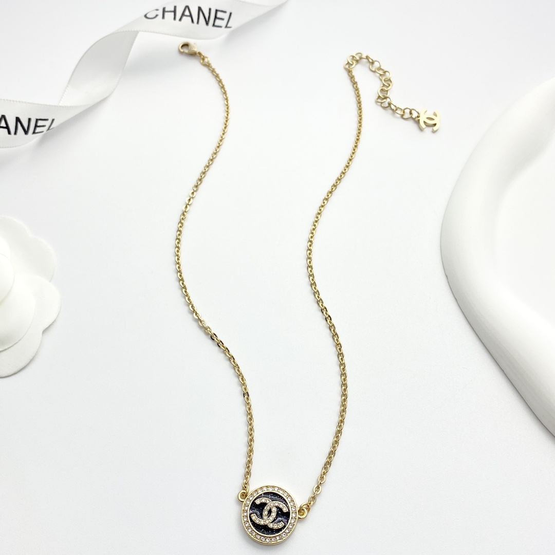 Chanel Gouden Ketting met Zwarte Emaille en Kristallen Logo Hanger
